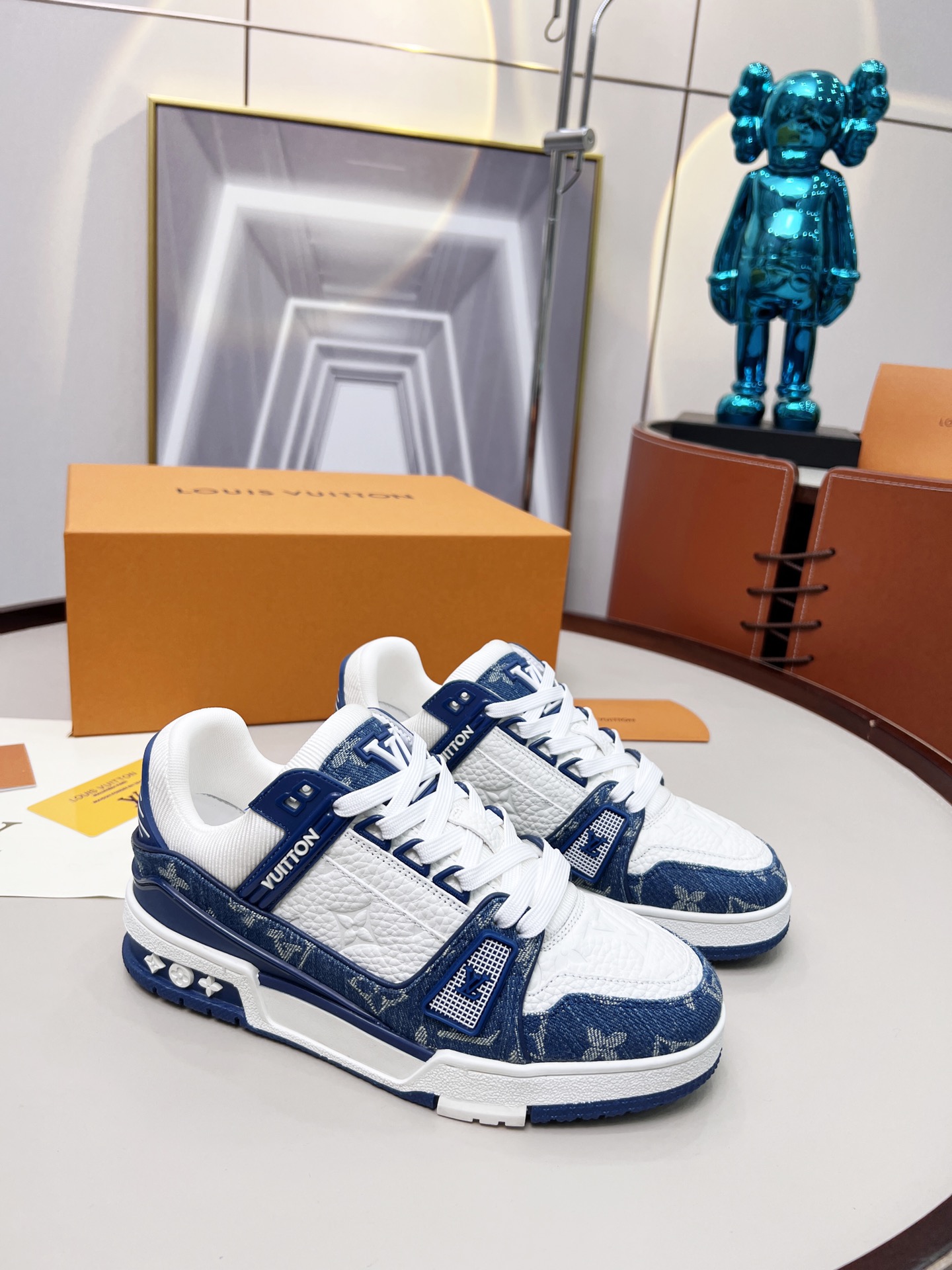 出厂价💰290
顶级版本 ♥                                                             💑 LV  TRAINER 篮球系列运动鞋 
原版购回 1/1复制 所有细节精细完美 
🔸面料 踩用独家定制头层A级牛仔布
🔸内里透气3D网
🔸原版大底TPU 防滑 防黄 抗寒 耐高温 
🔸码数:男款38-45，女款35-40💑👍