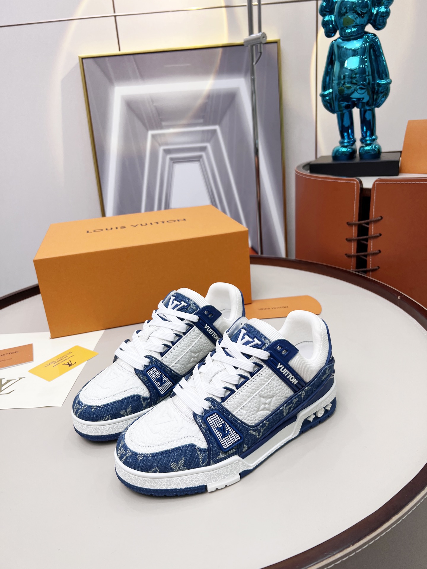 出厂价💰290
顶级版本 ♥                                                             💑 LV  TRAINER 篮球系列运动鞋 
原版购回 1/1复制 所有细节精细完美 
🔸面料 踩用独家定制头层A级牛仔布
🔸内里透气3D网
🔸原版大底TPU 防滑 防黄 抗寒 耐高温 
🔸码数:男款38-45，女款35-40💑👍