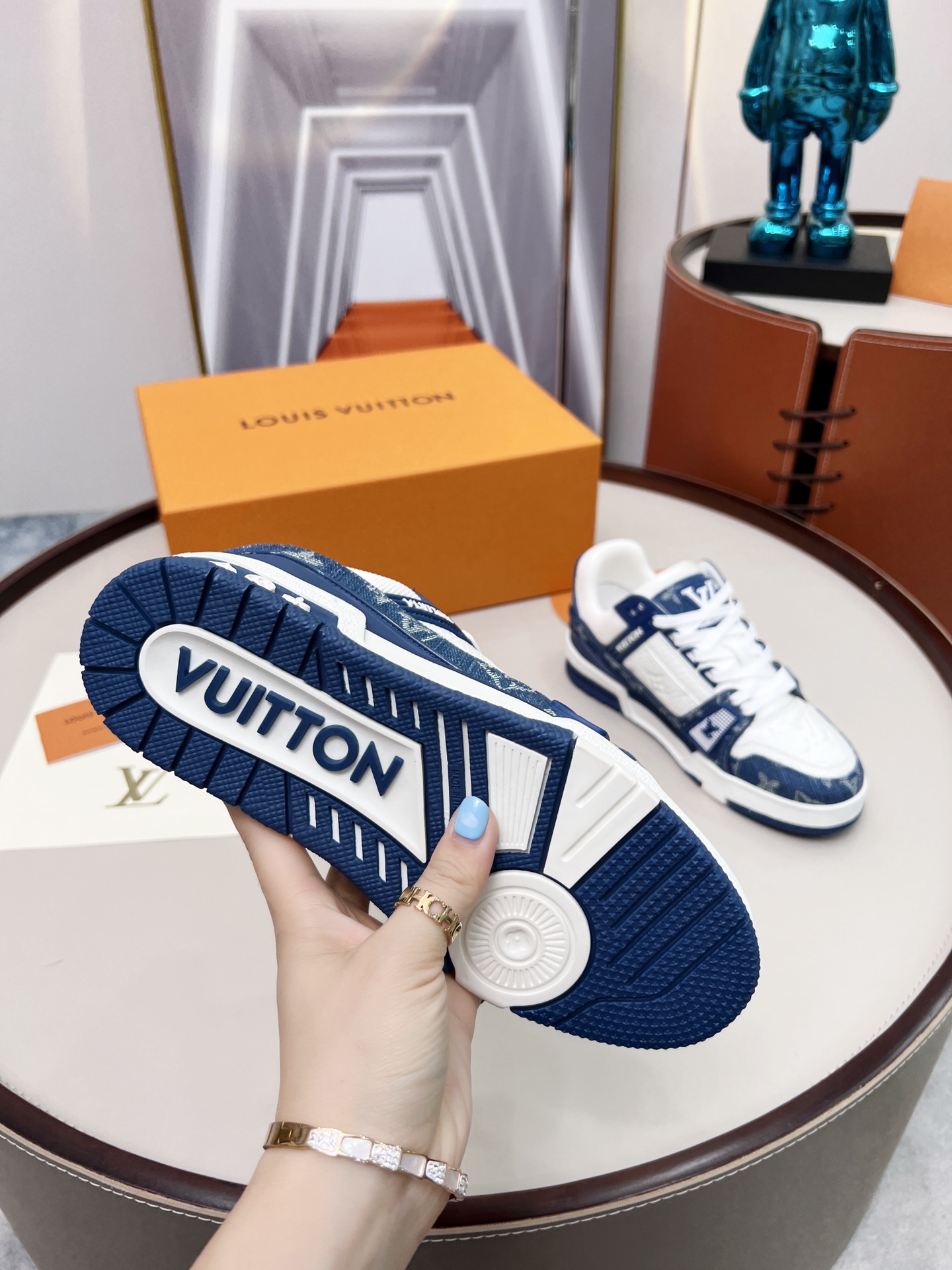 出厂价💰290
顶级版本 ♥                                                             💑 LV  TRAINER 篮球系列运动鞋 
原版购回 1/1复制 所有细节精细完美 
🔸面料 踩用独家定制头层A级牛仔布
🔸内里透气3D网
🔸原版大底TPU 防滑 防黄 抗寒 耐高温 
🔸码数:男款38-45，女款35-40💑👍
