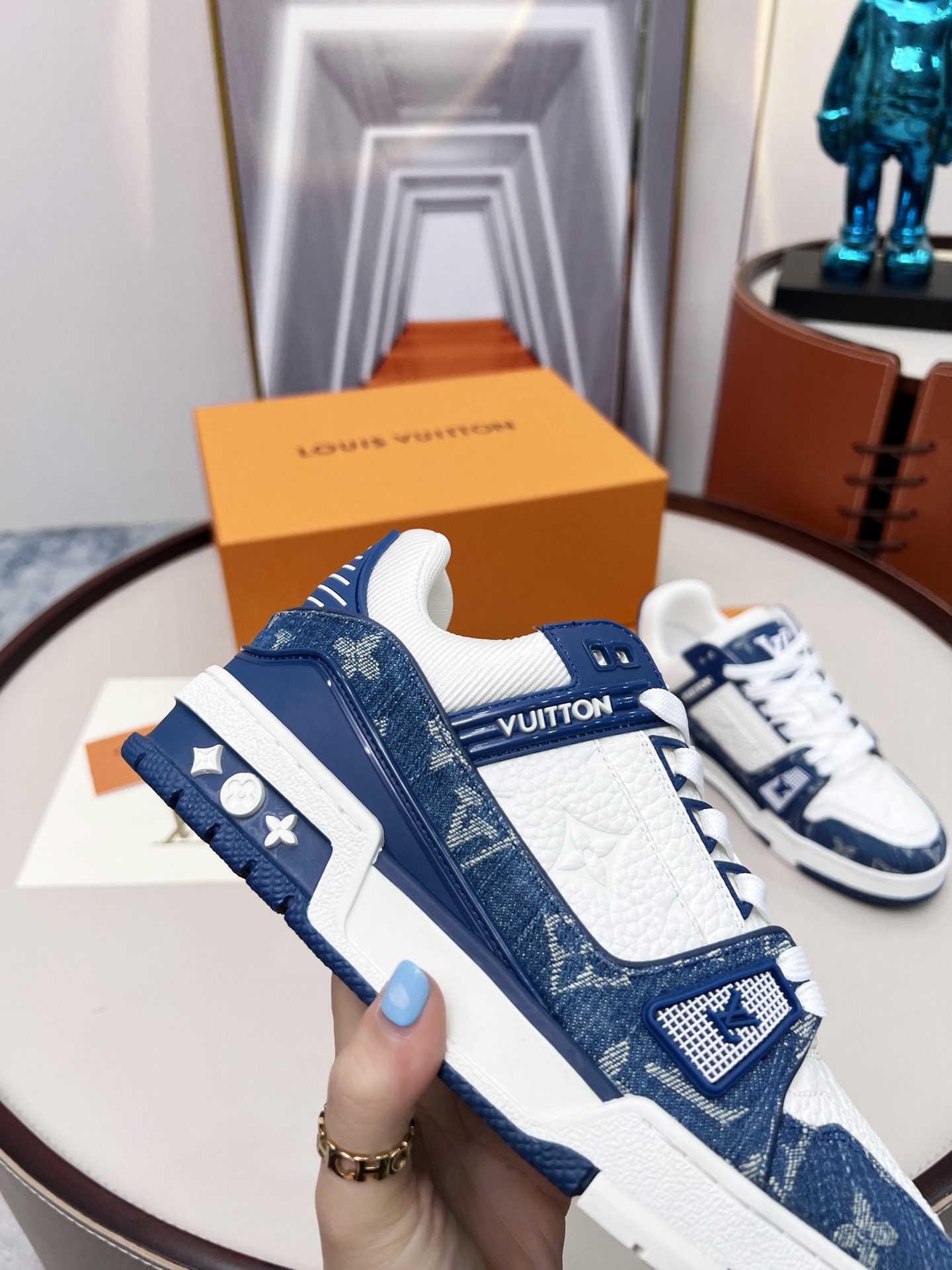 出厂价💰290
顶级版本 ♥                                                             💑 LV  TRAINER 篮球系列运动鞋 
原版购回 1/1复制 所有细节精细完美 
🔸面料 踩用独家定制头层A级牛仔布
🔸内里透气3D网
🔸原版大底TPU 防滑 防黄 抗寒 耐高温 
🔸码数:男款38-45，女款35-40💑👍