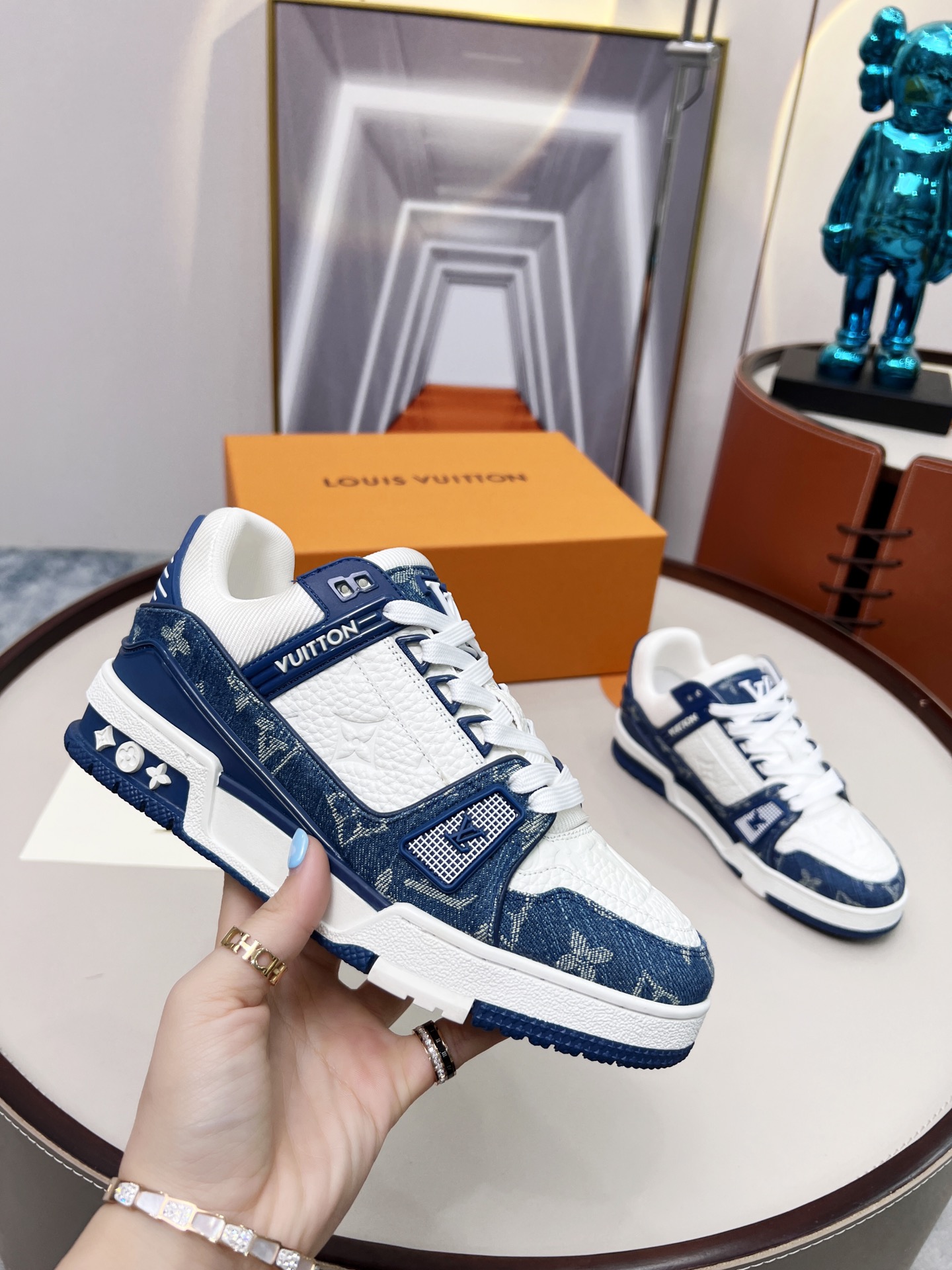 出厂价💰290
顶级版本 ♥                                                             💑 LV  TRAINER 篮球系列运动鞋 
原版购回 1/1复制 所有细节精细完美 
🔸面料 踩用独家定制头层A级牛仔布
🔸内里透气3D网
🔸原版大底TPU 防滑 防黄 抗寒 耐高温 
🔸码数:男款38-45，女款35-40💑👍