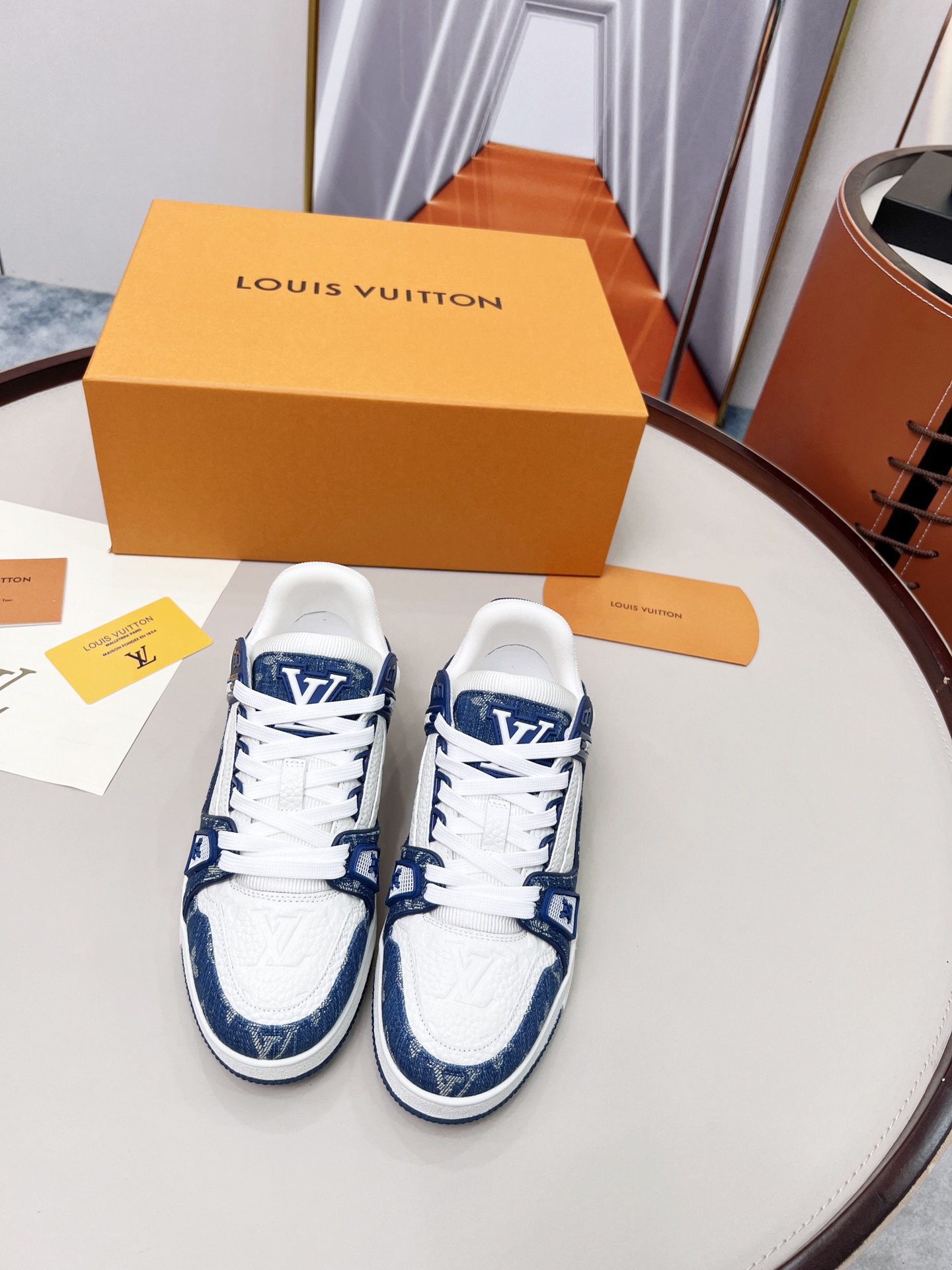 出厂价💰290
顶级版本 ♥                                                             💑 LV  TRAINER 篮球系列运动鞋 
原版购回 1/1复制 所有细节精细完美 
🔸面料 踩用独家定制头层A级牛仔布
🔸内里透气3D网
🔸原版大底TPU 防滑 防黄 抗寒 耐高温 
🔸码数:男款38-45，女款35-40💑👍