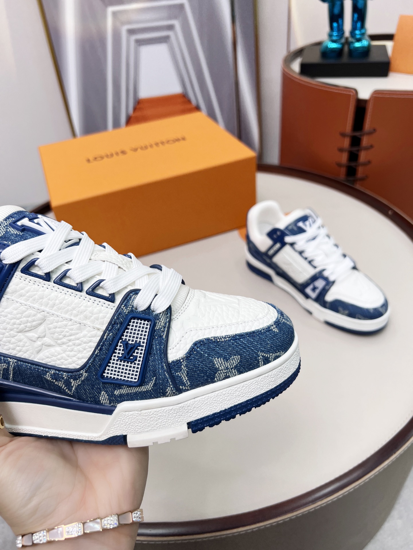 出厂价💰290
顶级版本 ♥                                                             💑 LV  TRAINER 篮球系列运动鞋 
原版购回 1/1复制 所有细节精细完美 
🔸面料 踩用独家定制头层A级牛仔布
🔸内里透气3D网
🔸原版大底TPU 防滑 防黄 抗寒 耐高温 
🔸码数:男款38-45，女款35-40💑👍