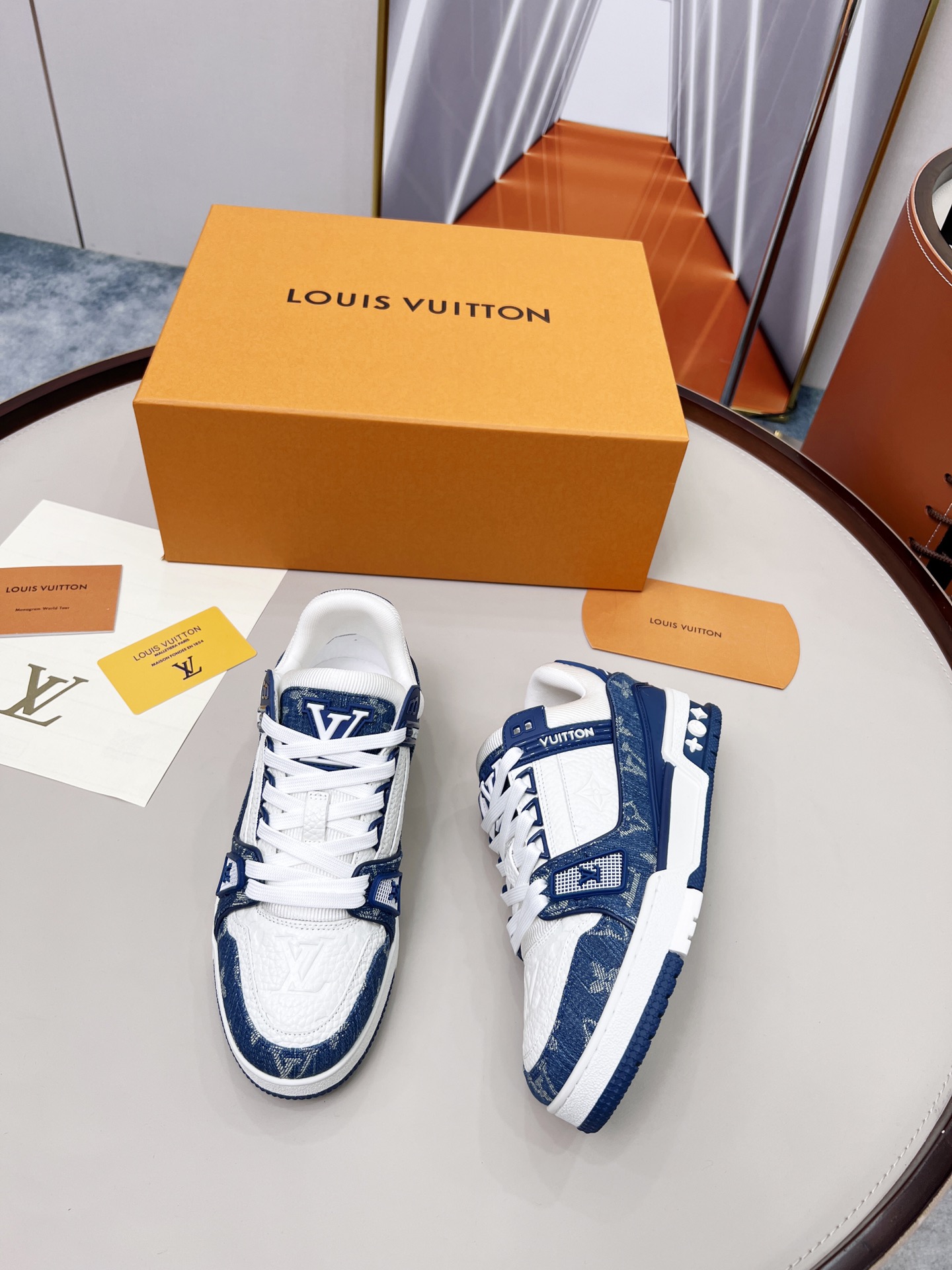 出厂价💰290
顶级版本 ♥                                                             💑 LV  TRAINER 篮球系列运动鞋 
原版购回 1/1复制 所有细节精细完美 
🔸面料 踩用独家定制头层A级牛仔布
🔸内里透气3D网
🔸原版大底TPU 防滑 防黄 抗寒 耐高温 
🔸码数:男款38-45，女款35-40💑👍