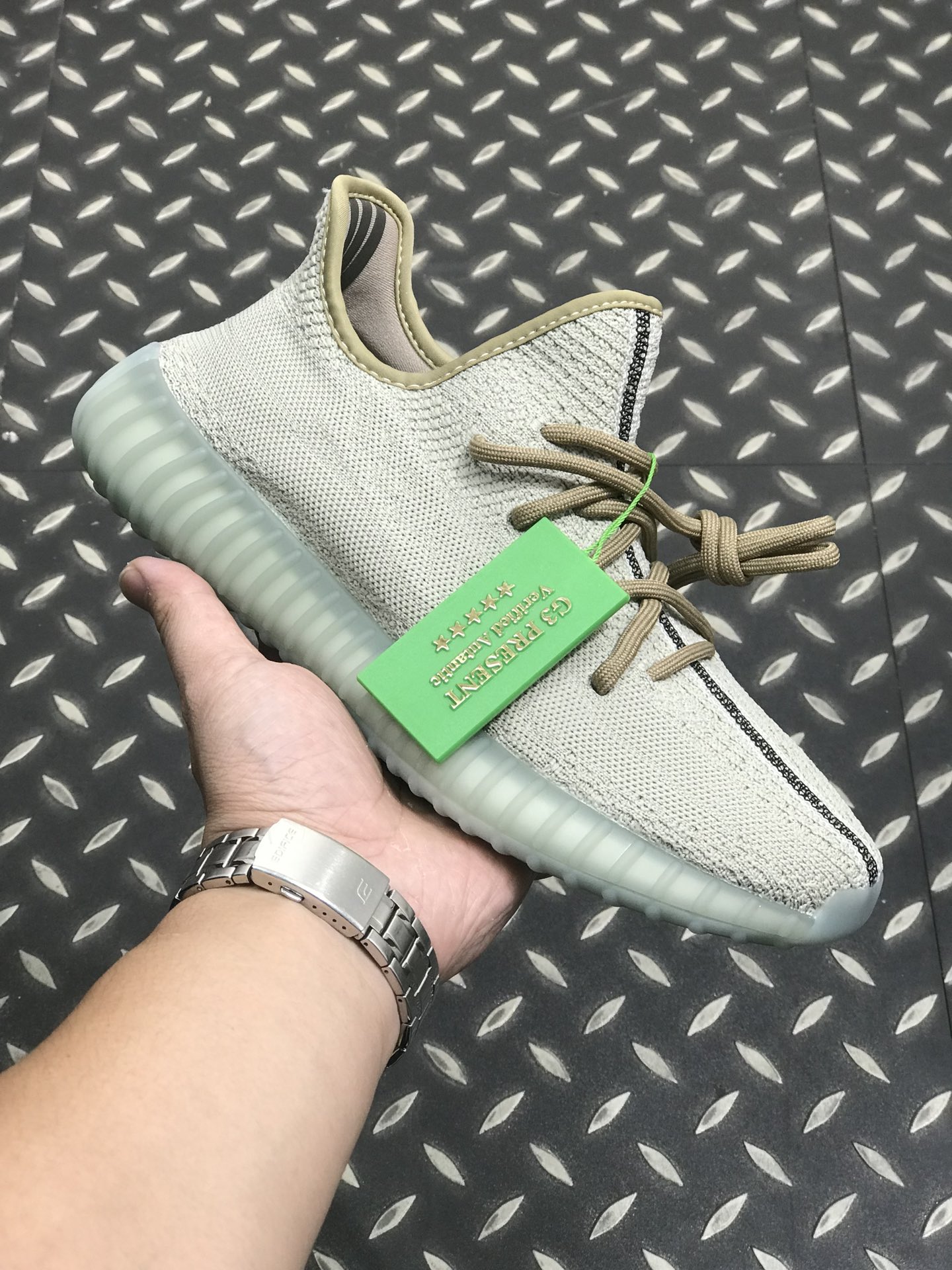 NO:620648,High version [G3 version pure original terminal supply] adidas originals Yeezy Boost. (brown green) model FZ1268 V2 'Reverse Oreo' wear-resistant and breathable running shoes, same style for men and women. This Yeezy Boost V2 uses Primeknit upper and uses Off-White/BeigeBoost cushioning to make the design more perfect. Size 36 36.5 37 38 39 40 40.5 41  42 42.5 43 44 44.5 45 46 47 48,,adidas,off white,versace19860909高版本【G3版纯原终端供应】 adidas originals Yeezy Boost .（ 棕绿色） 型号 FZ1268 V2 'Reverse Oreo” 耐磨透气跑步鞋 男女同款 这款 Yeezy Boost V2 采用 Primeknit 鞋面,采用 Off-White/BeigeBoost 缓冲使设计更加完美 尺码36 36.5 37 38 39 40 40.5 41 42 42.5 43 44 44.5 45 46 47 48,,adidas,off white,versace,Men's shoes