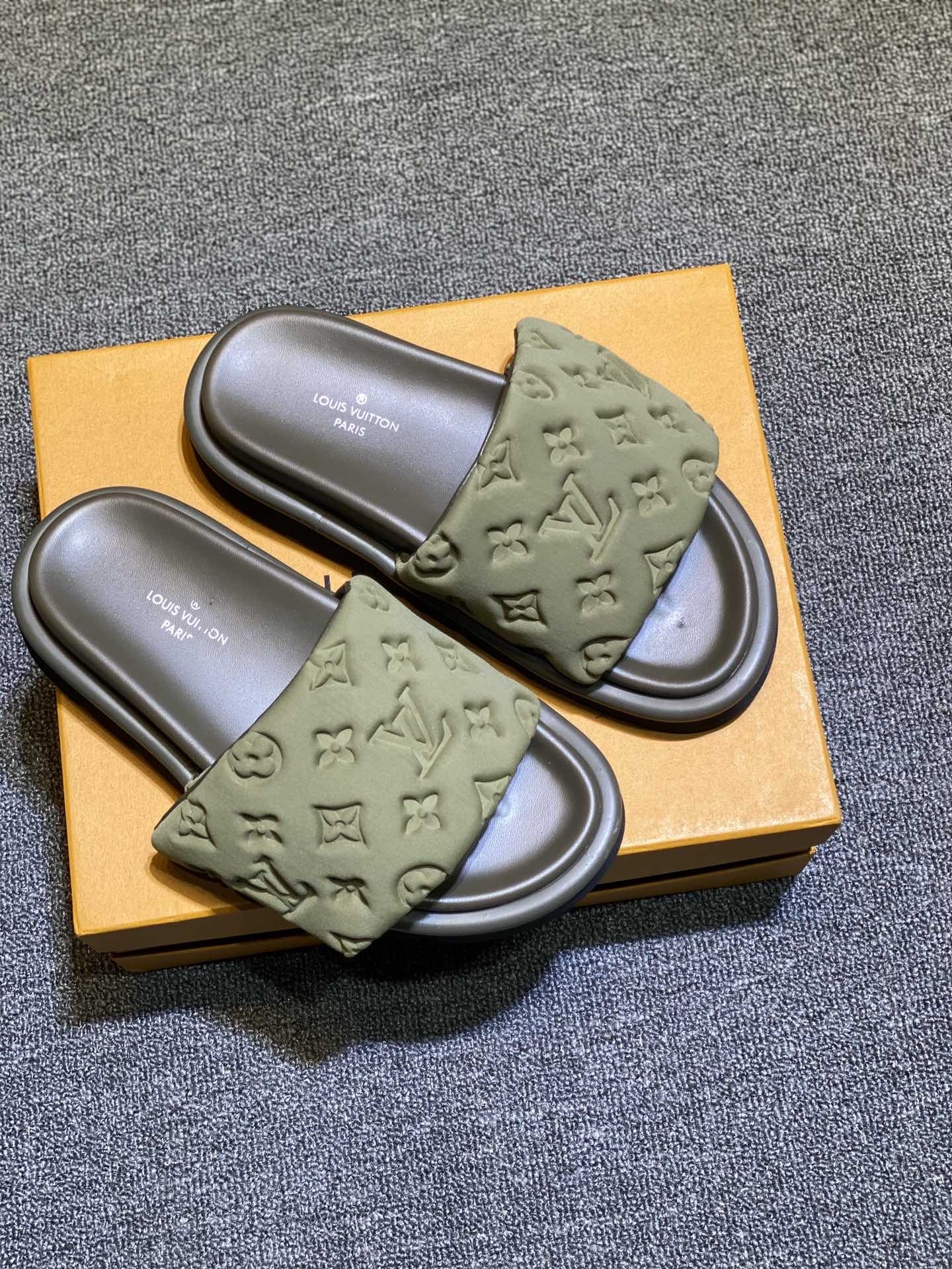 P170
升级板，关网1:1开模，情侣款🏆Louis Vuitton 🏆【 路易·威登】2019春夏款🎯🎯作为时尚界的活跃一族 ⭐ Lv以大胆创新为本色 ⚡为中国时尚潮男打造出这款休闲商务风格✨面料采用进口高档牛皮 🔥 干净利落 ⚡时尚大方🌹👍转图必卖 码数: 35-46欢迎转图。