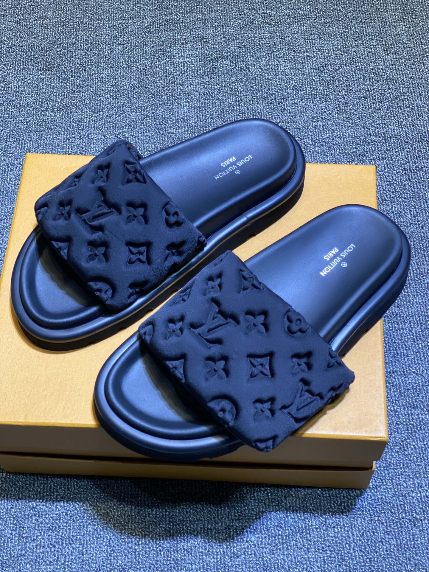 P170
升级板，关网1:1开模，情侣款🏆Louis Vuitton 🏆【 路易·威登】2019春夏款🎯🎯作为时尚界的活跃一族 ⭐ Lv以大胆创新为本色 ⚡为中国时尚潮男打造出这款休闲商务风格✨面料采用进口高档牛皮 🔥 干净利落 ⚡时尚大方🌹👍转图必卖 码数: 35-46欢迎转图。