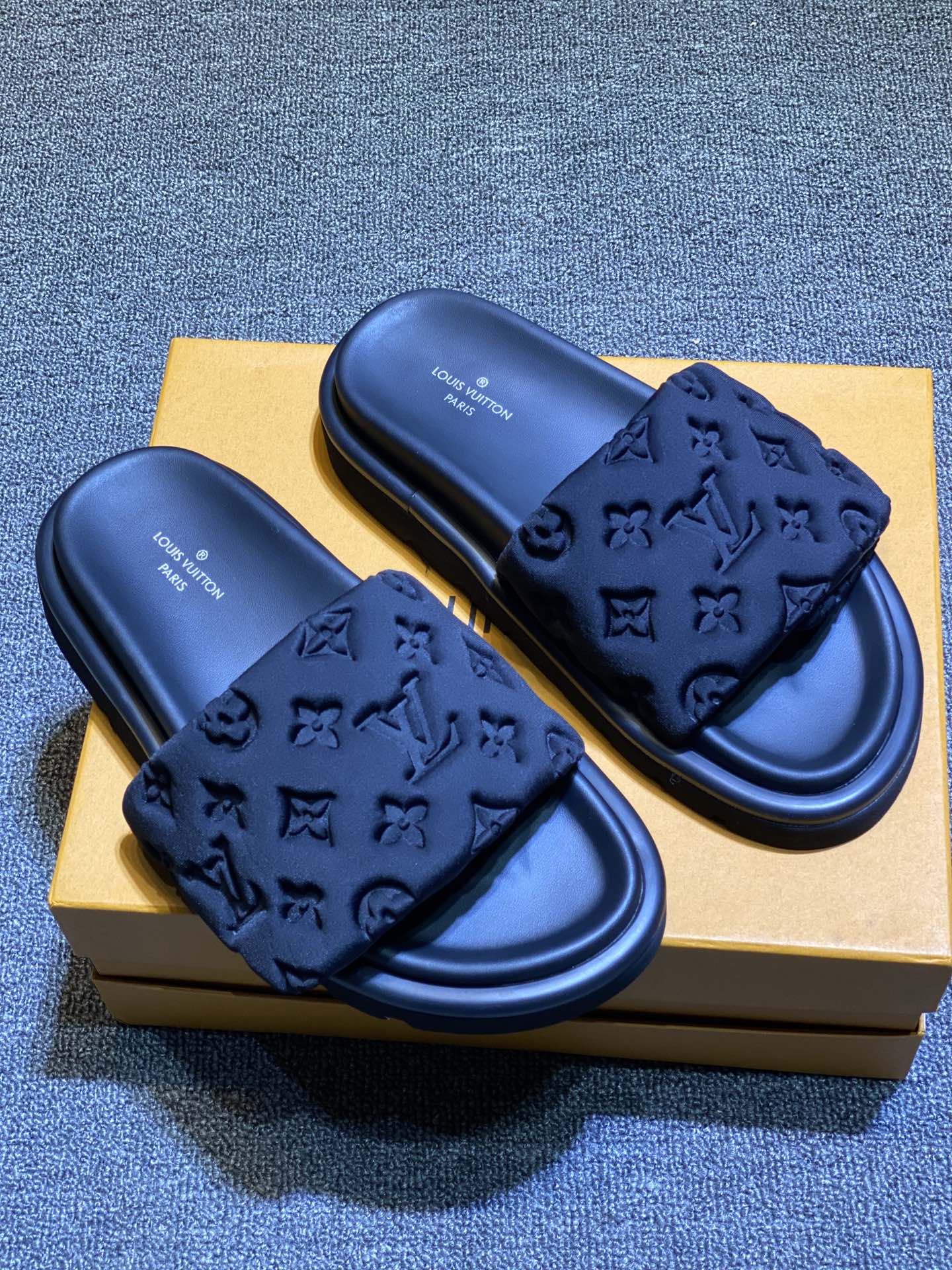 P170
升级板，关网1:1开模，情侣款🏆Louis Vuitton 🏆【 路易·威登】2019春夏款🎯🎯作为时尚界的活跃一族 ⭐ Lv以大胆创新为本色 ⚡为中国时尚潮男打造出这款休闲商务风格✨面料采用进口高档牛皮 🔥 干净利落 ⚡时尚大方🌹👍转图必卖 码数: 35-46欢迎转图。
