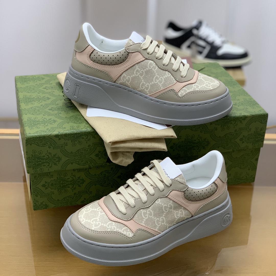GUCCI古驰 采用牛皮材质,以GG印花帆布情侣款运动鞋
