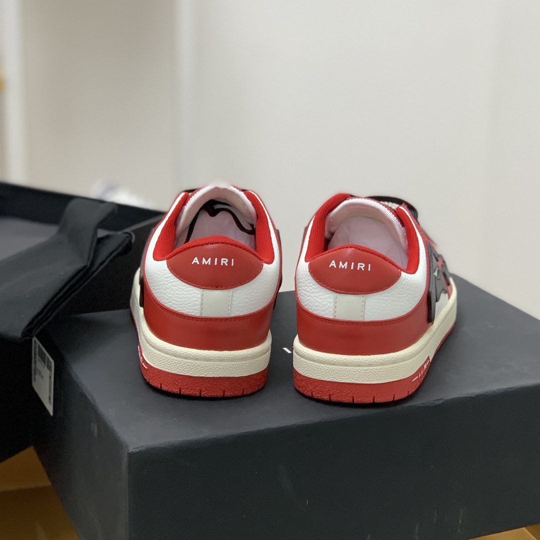 Amiri 此款采用牛皮制成骨头情侣款运动鞋