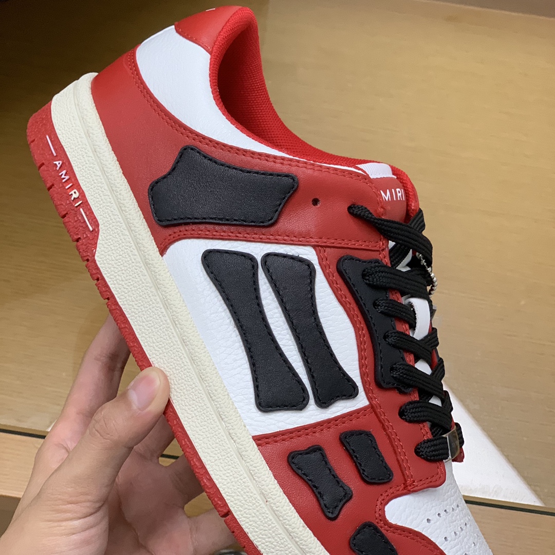 Amiri 此款采用牛皮制成骨头情侣款运动鞋