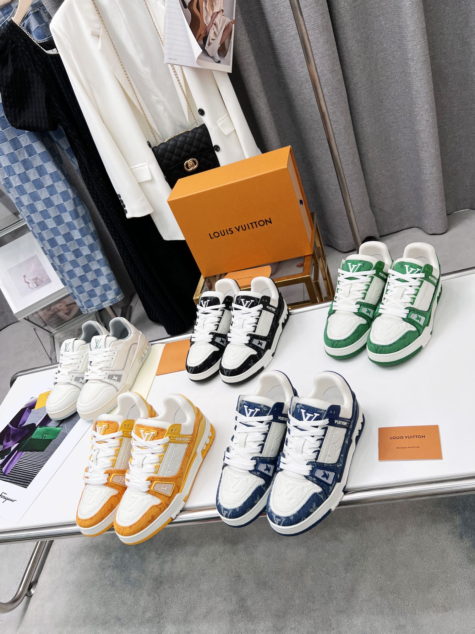 顶级版本❤ 290💰                                                            💑 LV  TRAINER 篮球系列运动鞋 
原版购回 1/1复制 所有细节精细完美 
🔸面料 踩用独家定制头层A级牛仔布
🔸内里透气3D网
🔸原版大底TPU 防滑 防黄 抗寒 耐高温 
🔸码数:男款38-45，女款35-40💑👍