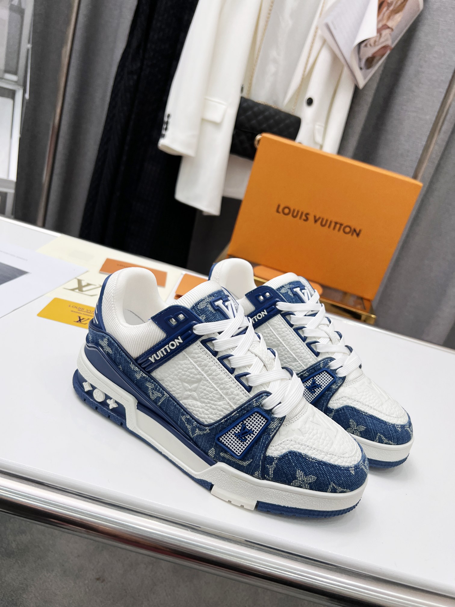 顶级版本❤ 290💰                                                            💑 LV  TRAINER 篮球系列运动鞋 
原版购回 1/1复制 所有细节精细完美 
🔸面料 踩用独家定制头层A级牛仔布
🔸内里透气3D网
🔸原版大底TPU 防滑 防黄 抗寒 耐高温 
🔸码数:男款38-45，女款35-40💑👍