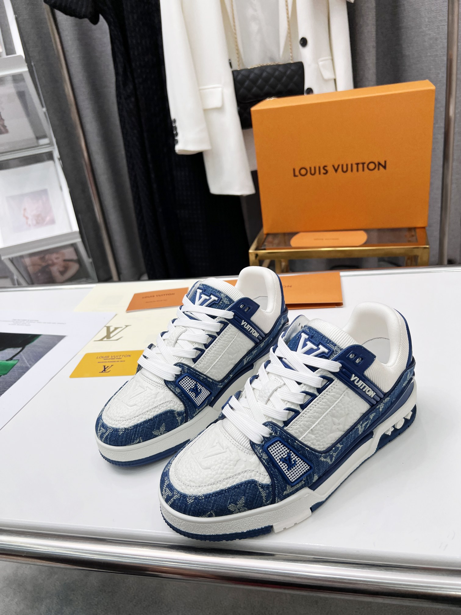 顶级版本❤ 290💰                                                            💑 LV  TRAINER 篮球系列运动鞋 
原版购回 1/1复制 所有细节精细完美 
🔸面料 踩用独家定制头层A级牛仔布
🔸内里透气3D网
🔸原版大底TPU 防滑 防黄 抗寒 耐高温 
🔸码数:男款38-45，女款35-40💑👍
