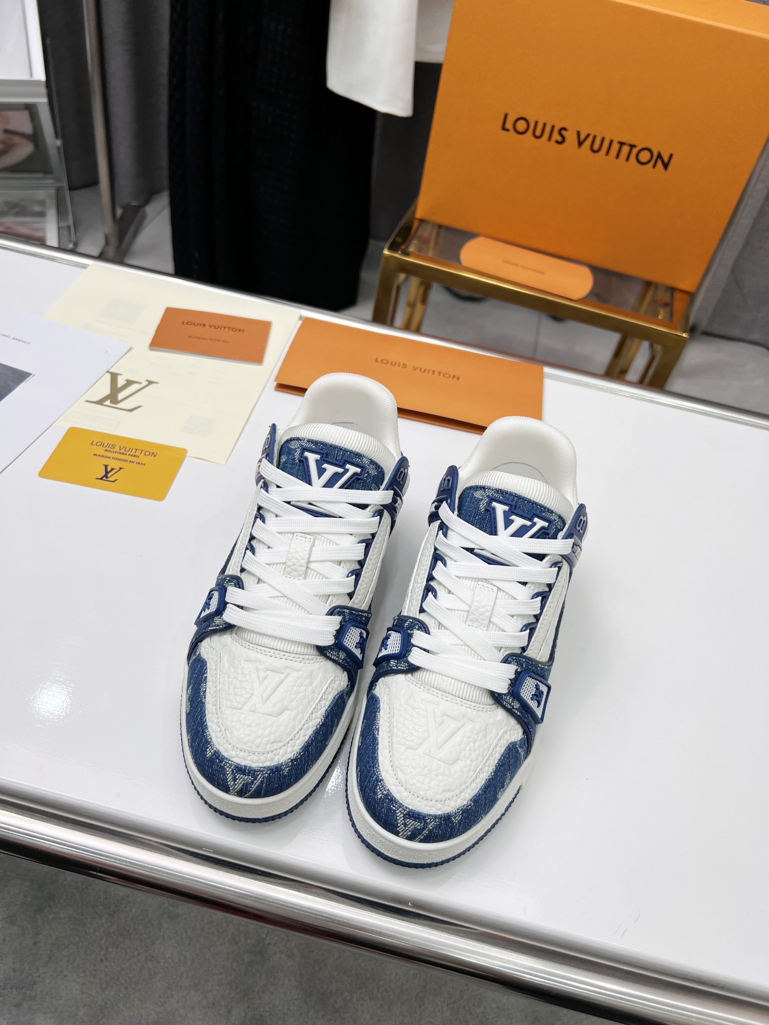 顶级版本❤ 290💰                                                            💑 LV  TRAINER 篮球系列运动鞋 
原版购回 1/1复制 所有细节精细完美 
🔸面料 踩用独家定制头层A级牛仔布
🔸内里透气3D网
🔸原版大底TPU 防滑 防黄 抗寒 耐高温 
🔸码数:男款38-45，女款35-40💑👍