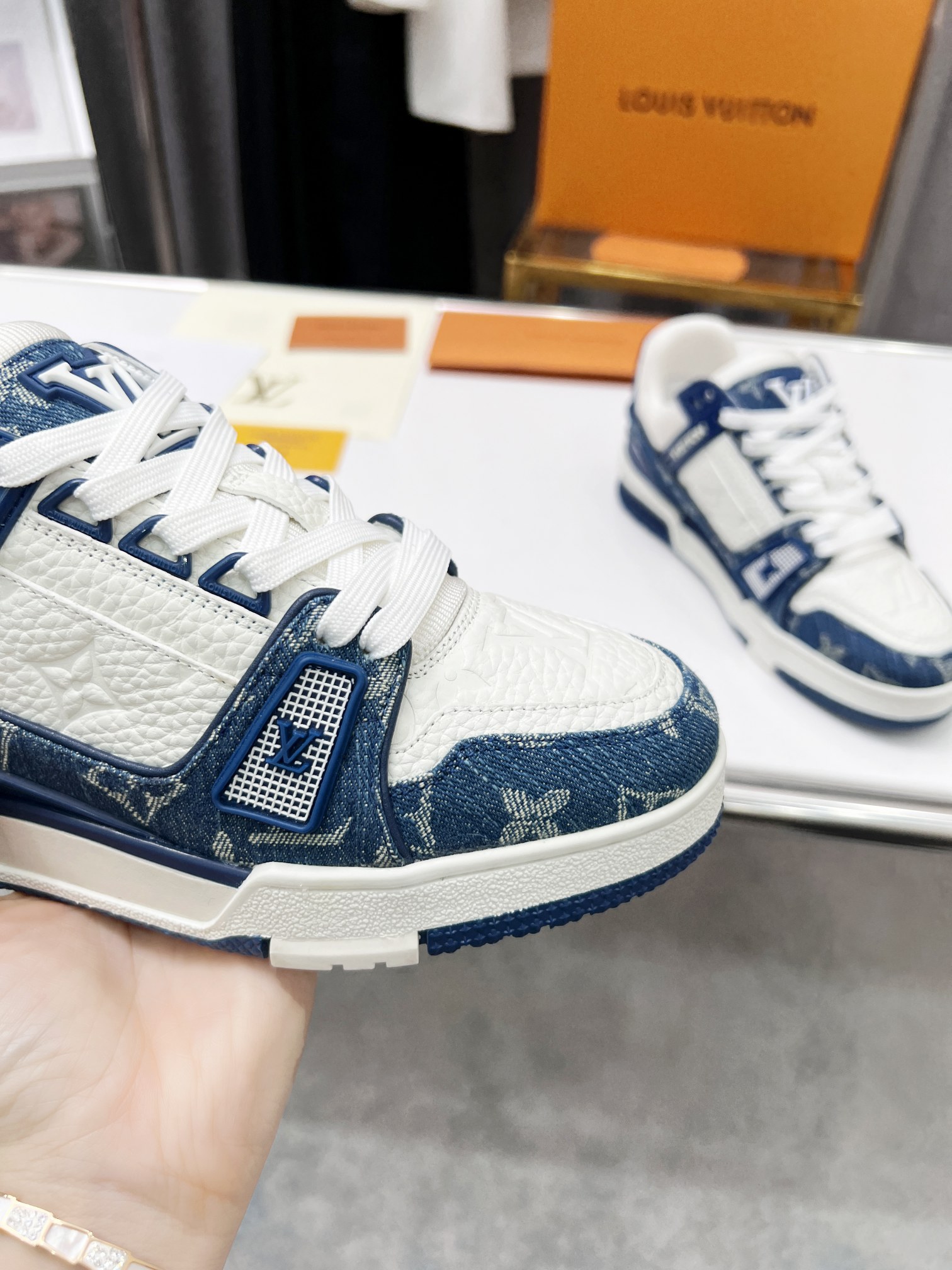 顶级版本❤ 290💰                                                            💑 LV  TRAINER 篮球系列运动鞋 
原版购回 1/1复制 所有细节精细完美 
🔸面料 踩用独家定制头层A级牛仔布
🔸内里透气3D网
🔸原版大底TPU 防滑 防黄 抗寒 耐高温 
🔸码数:男款38-45，女款35-40💑👍
