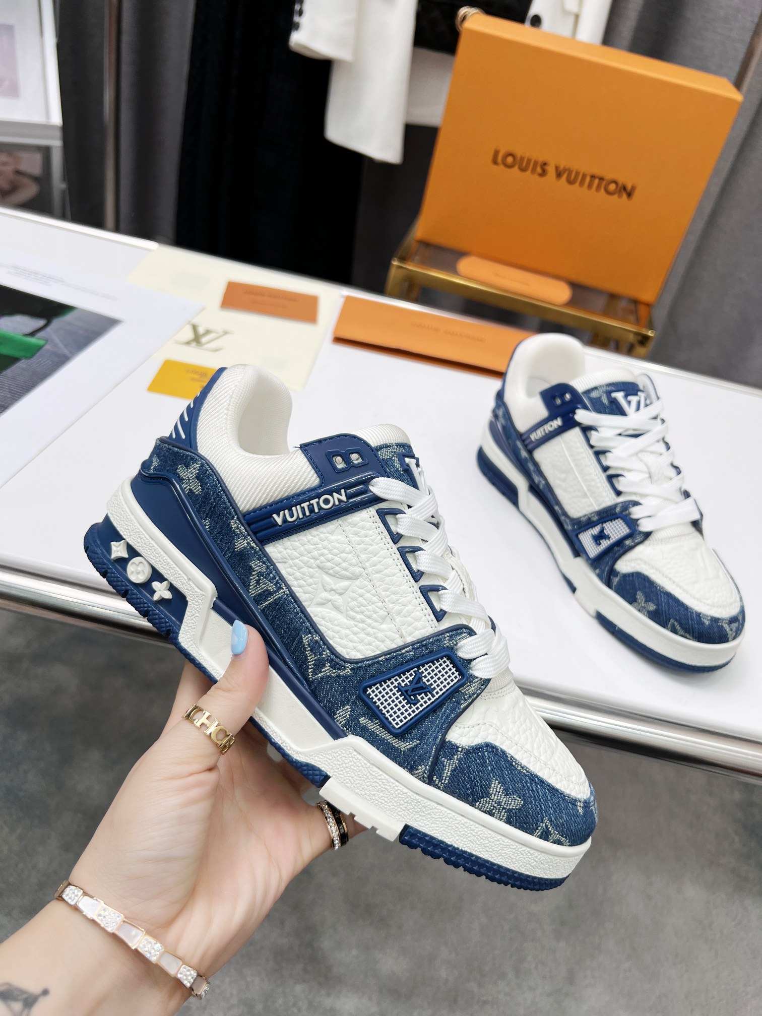 顶级版本❤ 290💰                                                            💑 LV  TRAINER 篮球系列运动鞋 
原版购回 1/1复制 所有细节精细完美 
🔸面料 踩用独家定制头层A级牛仔布
🔸内里透气3D网
🔸原版大底TPU 防滑 防黄 抗寒 耐高温 
🔸码数:男款38-45，女款35-40💑👍