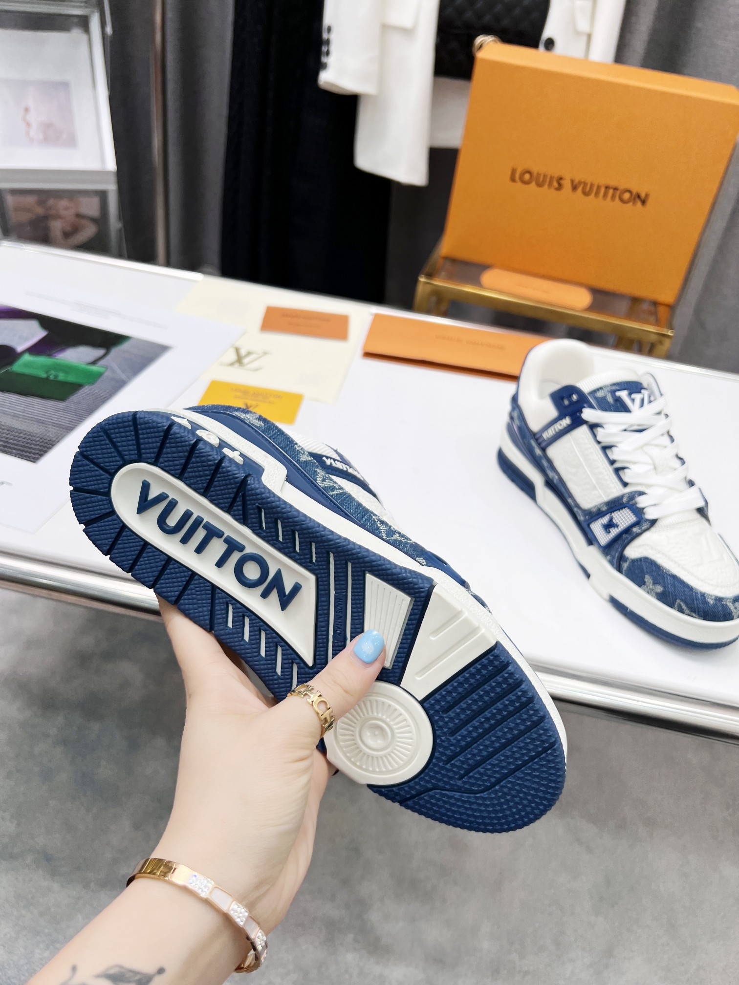 顶级版本❤ 290💰                                                            💑 LV  TRAINER 篮球系列运动鞋 
原版购回 1/1复制 所有细节精细完美 
🔸面料 踩用独家定制头层A级牛仔布
🔸内里透气3D网
🔸原版大底TPU 防滑 防黄 抗寒 耐高温 
🔸码数:男款38-45，女款35-40💑👍