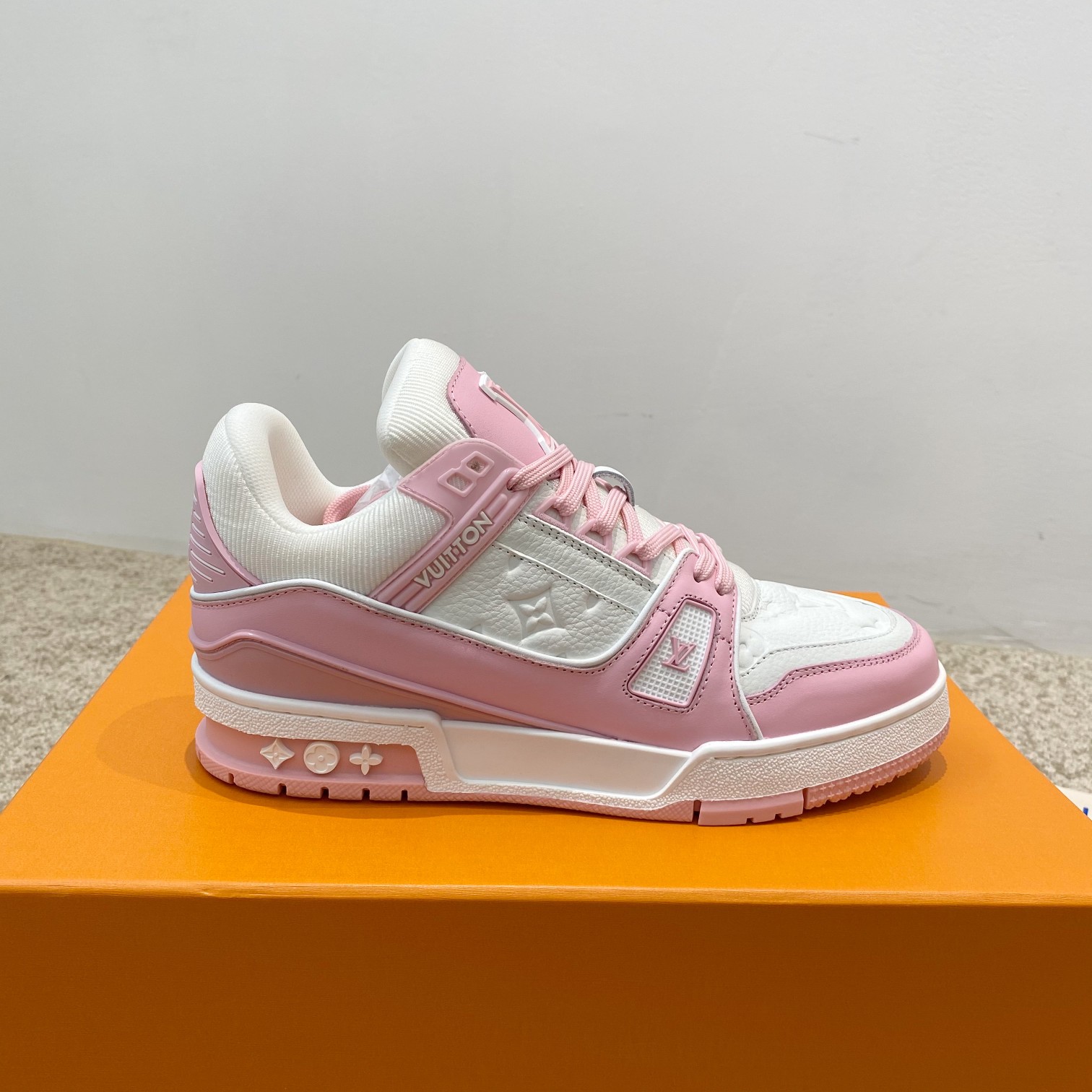 Louis Vuitton LV Trainer 运动鞋 独家定制牛皮1:1 所有切边口都按照 的步骤加工涂边 独家私模Vuitton 标识