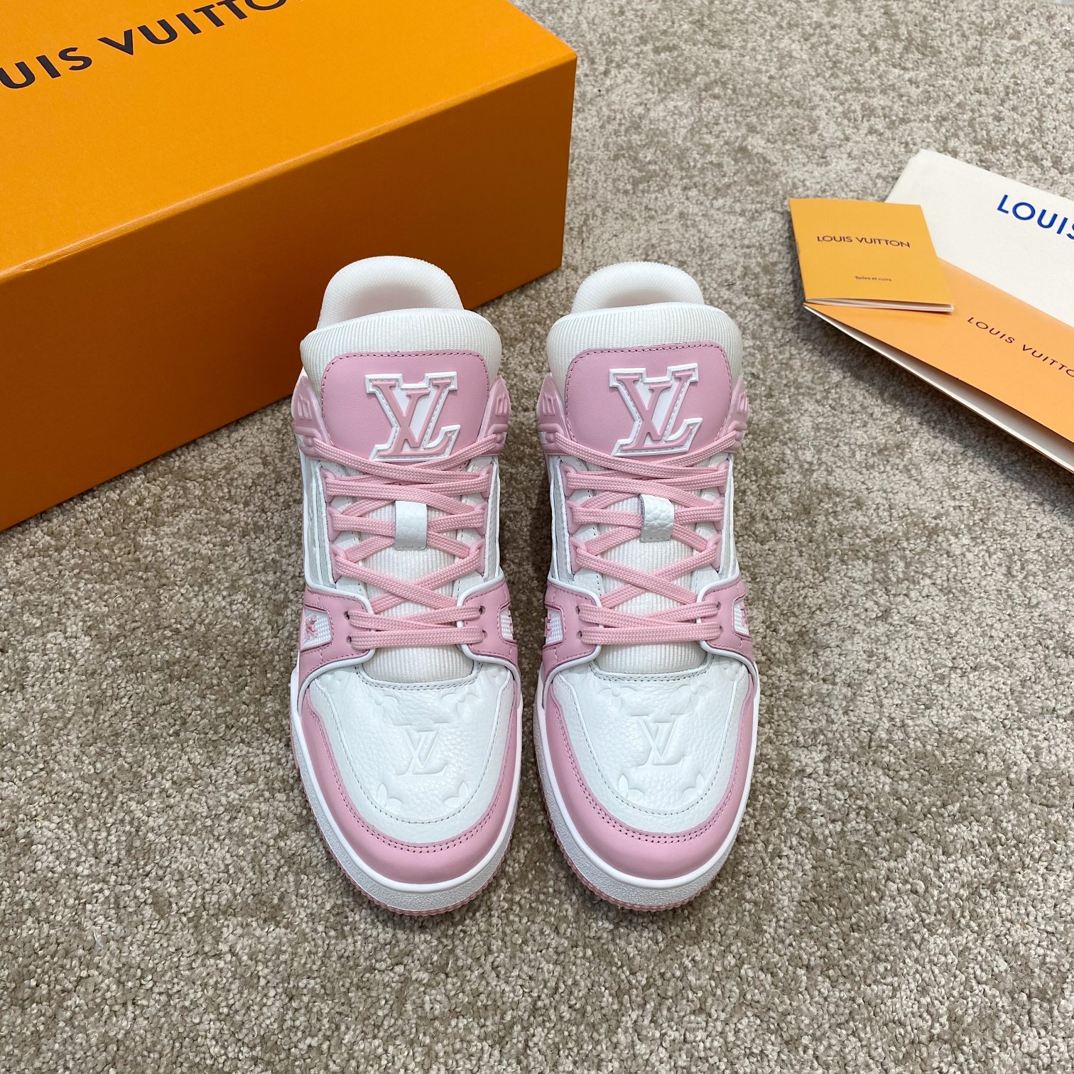 Louis Vuitton LV Trainer 运动鞋 独家定制牛皮1:1 所有切边口都按照 的步骤加工涂边 独家私模Vuitton 标识