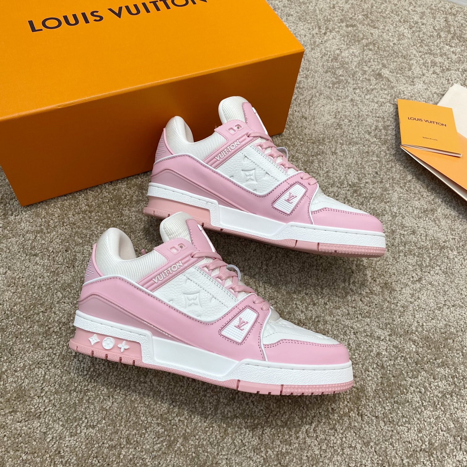 Louis Vuitton LV Trainer 运动鞋 独家定制牛皮1:1 所有切边口都按照 的步骤加工涂边 独家私模Vuitton 标识