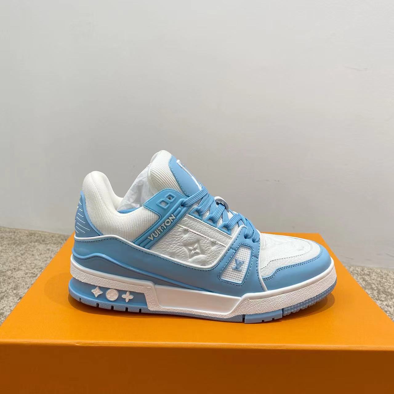 Louis Vuitton LV Trainer 运动鞋 独家定制牛皮1:1 所有切边口都按照 的步骤加工涂边 独家私模Vuitton 标识