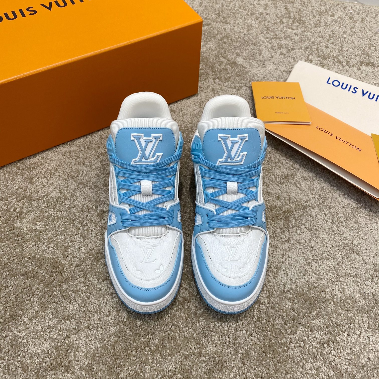 Louis Vuitton LV Trainer 运动鞋 独家定制牛皮1:1 所有切边口都按照 的步骤加工涂边 独家私模Vuitton 标识