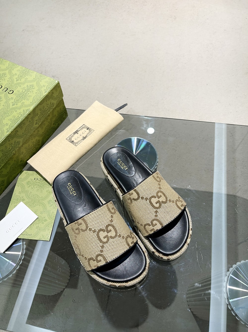 NO:238873,【】Shipping all year round, 200 colors】Gucci Gucci latest limited-edge thick-soled slippers. Top quality is available for sale. Purchase genuine products and develop. Material. Craftsmanship is consistent with the original version. The original upper is special printing process printing. The inner dyed sheepskin. The outsole Italian private molded sole. The size is 35-43M. Standard code. 41, 42, 43. It is customized and does not return or exchange. The bottom thickness is 5.5cm. Forefoot 4cm. Slippers. Gucci, gucci, slippers, sheepskin.19860909【】全年出货,200个色】古驰Gucci最新限量厚底拖鞋 .顶级品质发售 购入正品开发 . 材质.工艺与原版一致 鞋面原版特殊印刷工艺印花 内里透染羊皮 大底意大利私模大底 码数35-43M标准码 41,42,43又订做,不退换 底厚5.5cm 前掌4cm,拖鞋,gucci,gucci,slippers,sheepskin,Women's Shoes