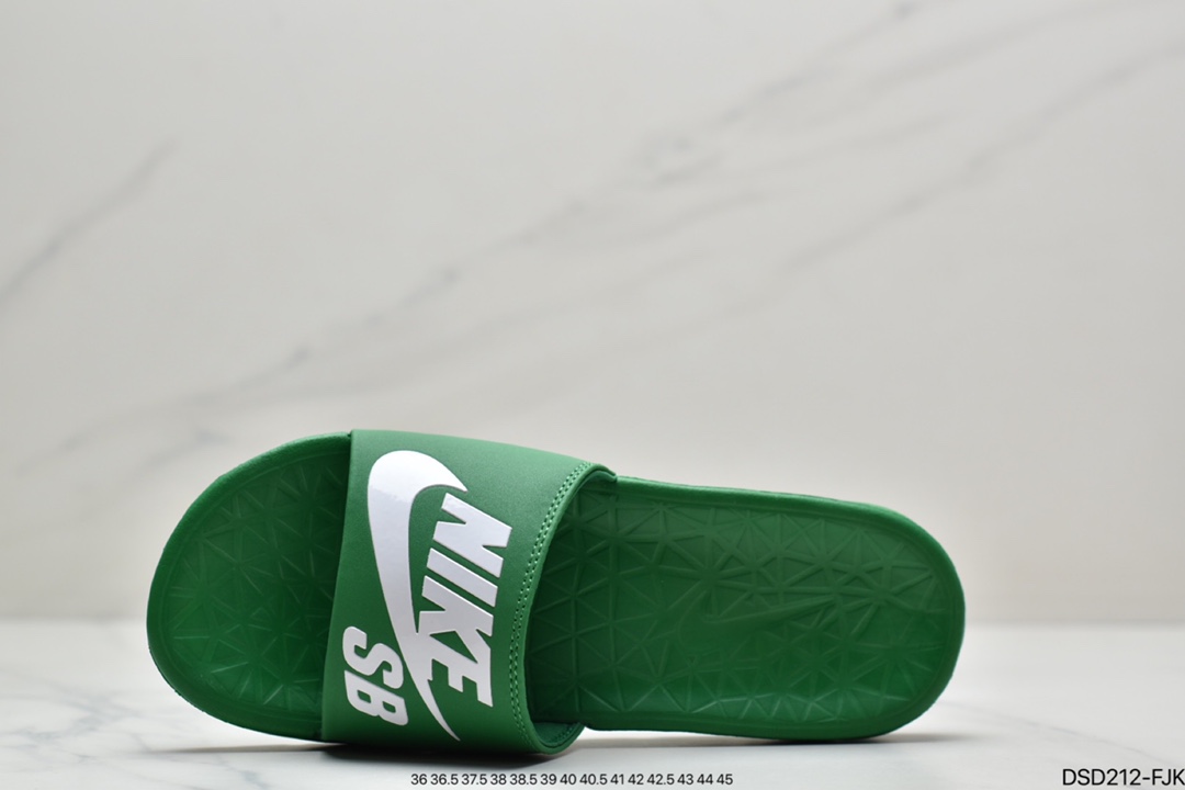 100 耐克2018夏季新款NBA x Nike Benassi SolarSoft Slide 2 运动沙滩拖鞋“NBA绿” 840067