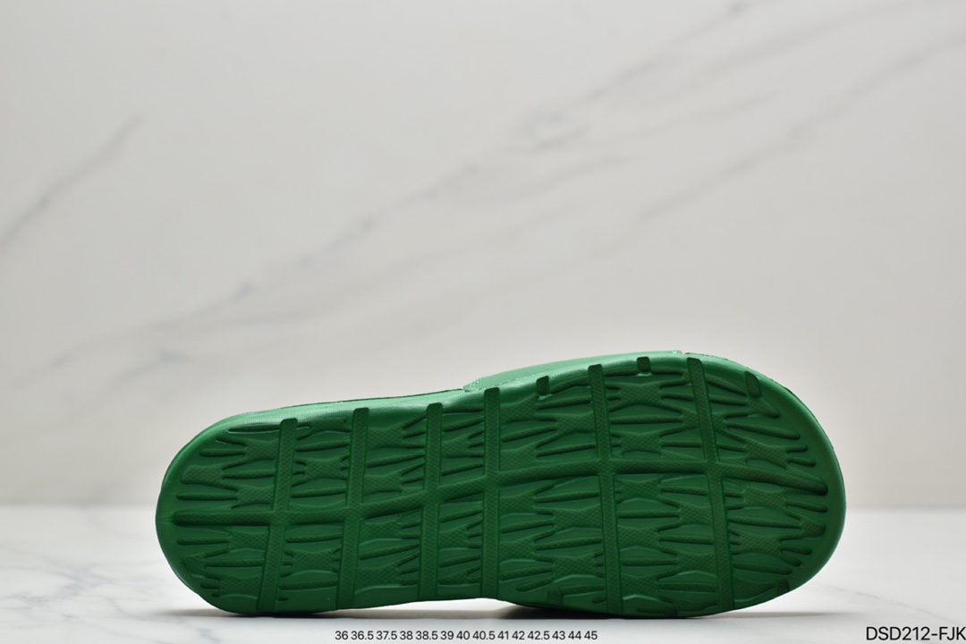 100 耐克2018夏季新款NBA x Nike Benassi SolarSoft Slide 2 运动沙滩拖鞋“NBA绿” 840067