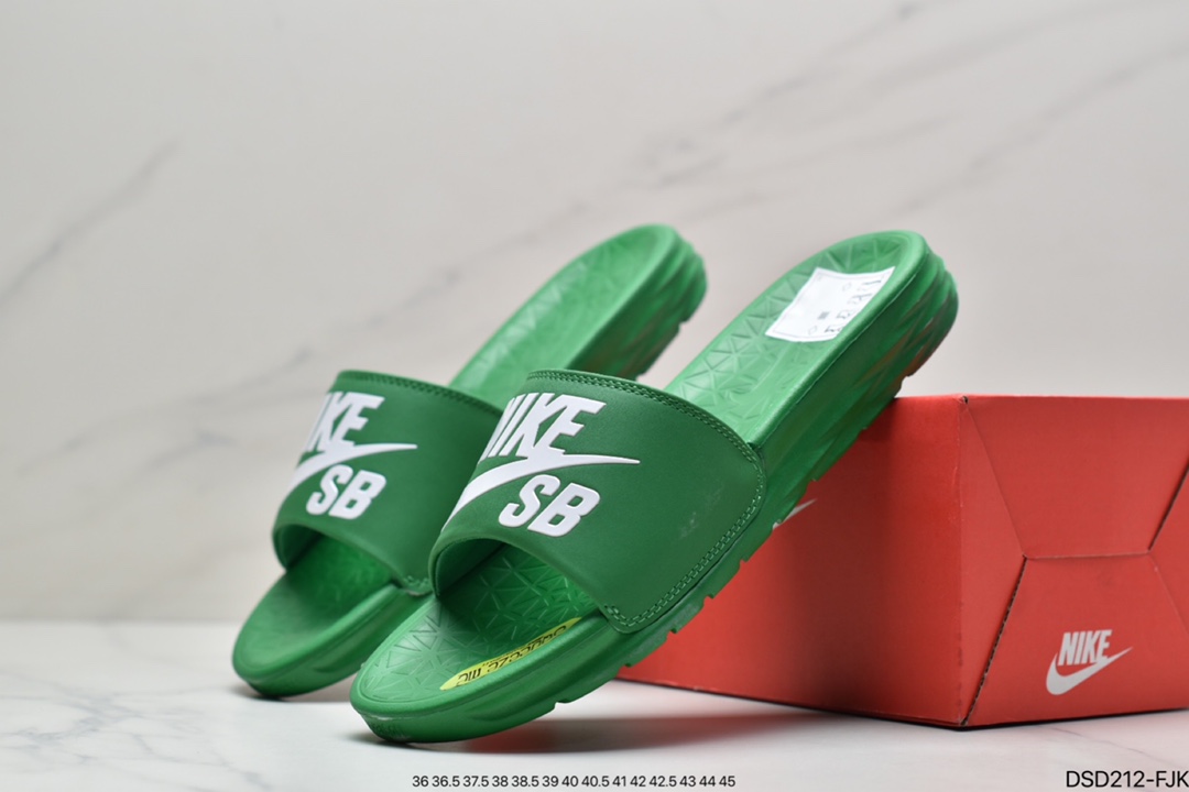100 耐克2018夏季新款NBA x Nike Benassi SolarSoft Slide 2 运动沙滩拖鞋“NBA绿” 840067