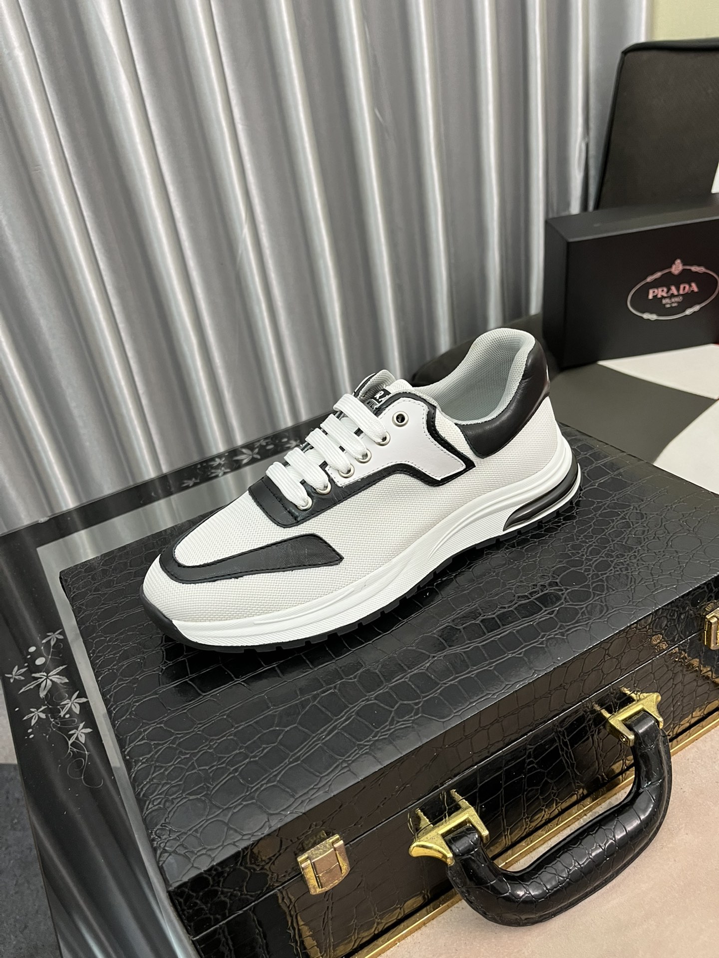 I0  普拉达 最 2022精心打造，引爆全场不断创新的国际品牌 此款男士运动休闲鞋，原版版本，专柜一比一皮面材质，皮垫脚➕橡胶防滑大底，透气舒适以质量说