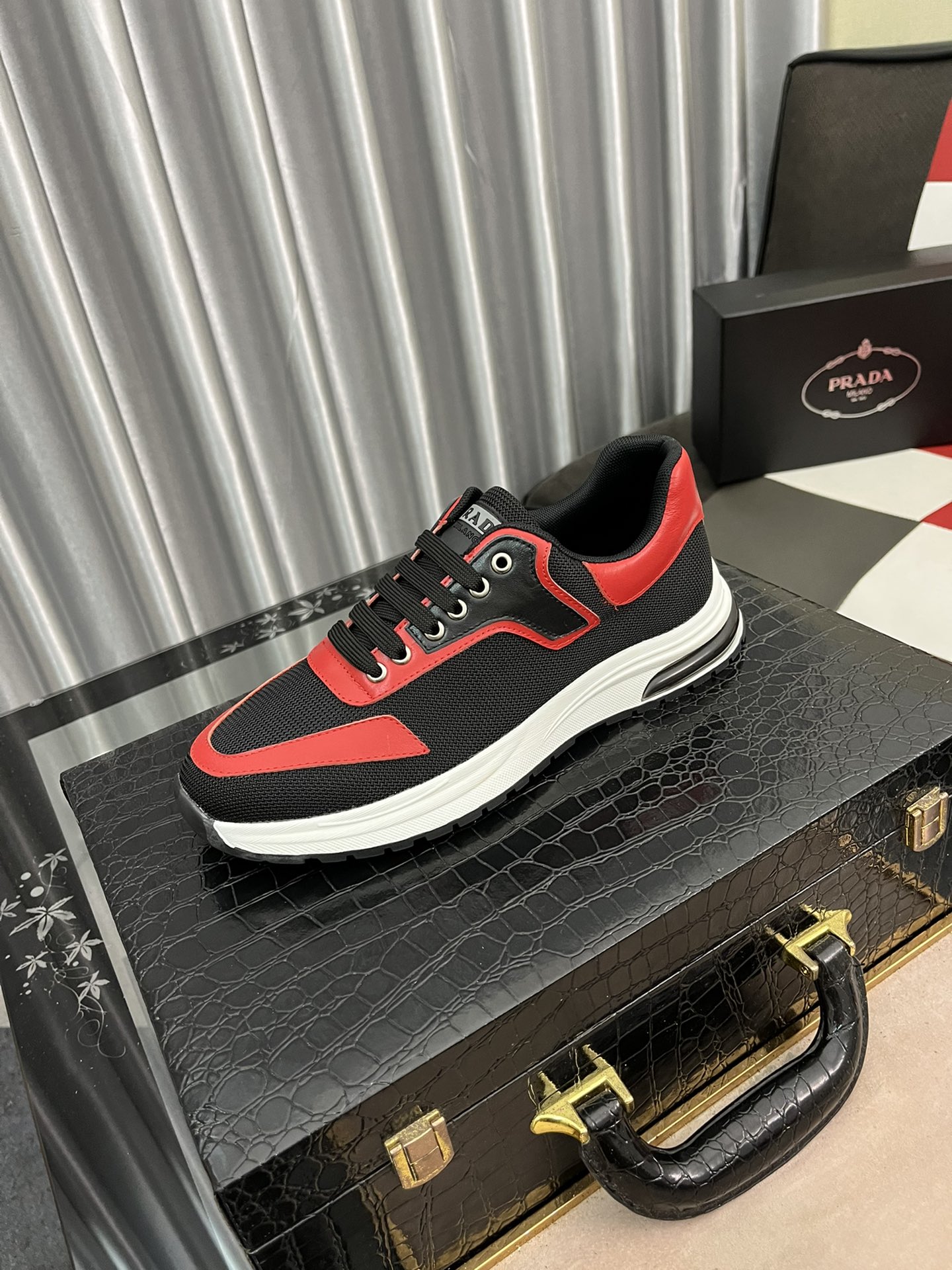 I0  普拉达 最 2022精心打造，引爆全场不断创新的国际品牌 此款男士运动休闲鞋，原版版本，专柜一比一皮面材质，皮垫脚➕橡胶防滑大底，透气舒适以质量说