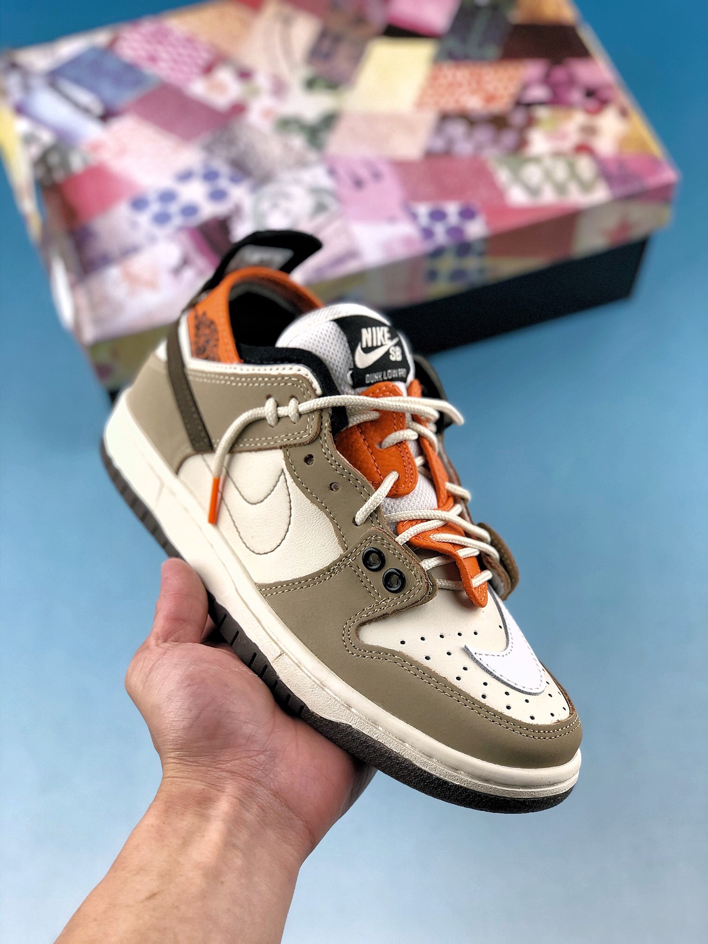 本地自取 支持放店
新品首发 巴黎时装周全新定制 KIKS x EJDER x Wmns Nike Dunk SB Low Pro 拼色 断勾拼接定制系列 低帮百搭休闲运动板鞋。
官方货号#BQ6817-026
SIZE：36 36.5 37.5 38 38.5 39 40 40.5 41 42 42.5 43 44 45
全鞋以东西合璧的概念出发，并采用解构重组拼接手法的概念，将Nike三款经典鞋型AlirForce1、 SB Dunk、 Air Jordan1融合为一。鞋身大部分为 SB Dunk与 Air Force1的合体，麂皮材质与皮革做搭配，鞋带系统再加入亮色色块做跳色点缀;而另一特点为鞋侧边的 Swoosh Logo只露出后半部，前半部则裁掉放置在鞋头处，相当有意思。接著，至于鞋身后半部则是可以看出 Air Jordan1的元素，并添加了鞋跟拉环，在鞋后跟处更有Nike与Jordan Brand。