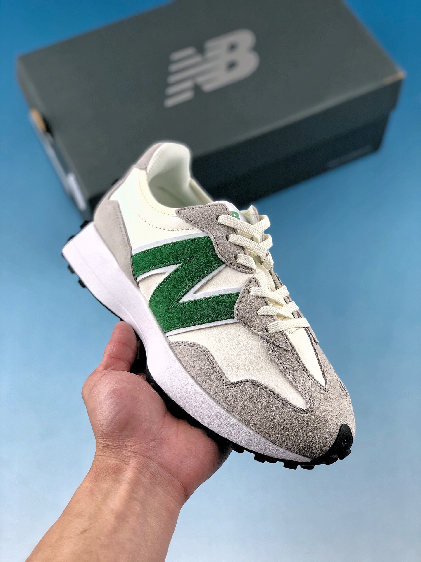 本地自取 终端放店
New Balance MS327系列复古休闲运动慢跑鞋 WS327LG
#全新 New Balance 327 系列，以更纯粹的复古风格设计打造的全新造型。侧身还以解构设计，将 N 字标志以做旧压花样式呈现，样式别具新意。而麂皮、冲孔皮革的塑造，则呈现出高级怀旧气质，也让鞋款在奢华时装风格与运动氛围之间达到了平衡。
#鞋身采用尼龙及猪巴革麂皮物料拼接构成#中底高弹PU材质及满丁防滑橡胶外底
尺码：36 37 37.5 38 38.5 39.5 40 40.5 41.5 42 42.5 43 44 45