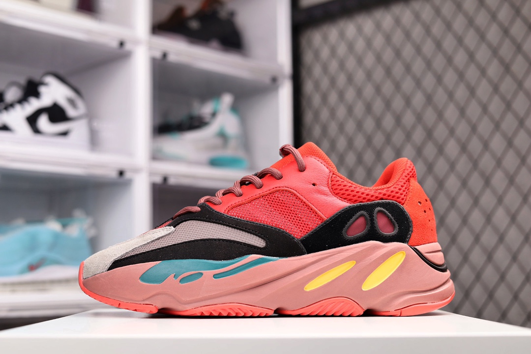 I0 Adidas Yeezy Boost 700 全新配色全套原纸板原楦头原鞋开模 完美鞋型极致还原原档案开模大底 内嵌EVA 原厂巴斯夫爆米花遵循万邦指令单精准采购 香洲 贝利进口原皮料同源3M反光材质 原厂材料采用率高达98%所有细节全方位对比正品 顶级工艺匠心打造855XX