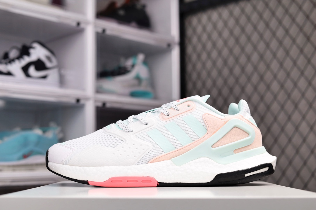 H0 AD Originals 2020 Day Jogger Boost 夜行者二代 慢跑者系列高弹复古休闲运动跑鞋 FY3018 这是一双造型醒目的鞋，因为反光设计，也因为穿者自信的步伐。这款adidas经典鞋，以Day Jogger的名义，力求为现代街头再现经典。保留当年的经典细节，造型醒目，也助你脱颖而出，简直心头爱。款鞋同时采用热塑性聚氨酯弹性体鞋跟夹稳固鞋跟，让你舒适运动，加强了对脚的保护×577XQ