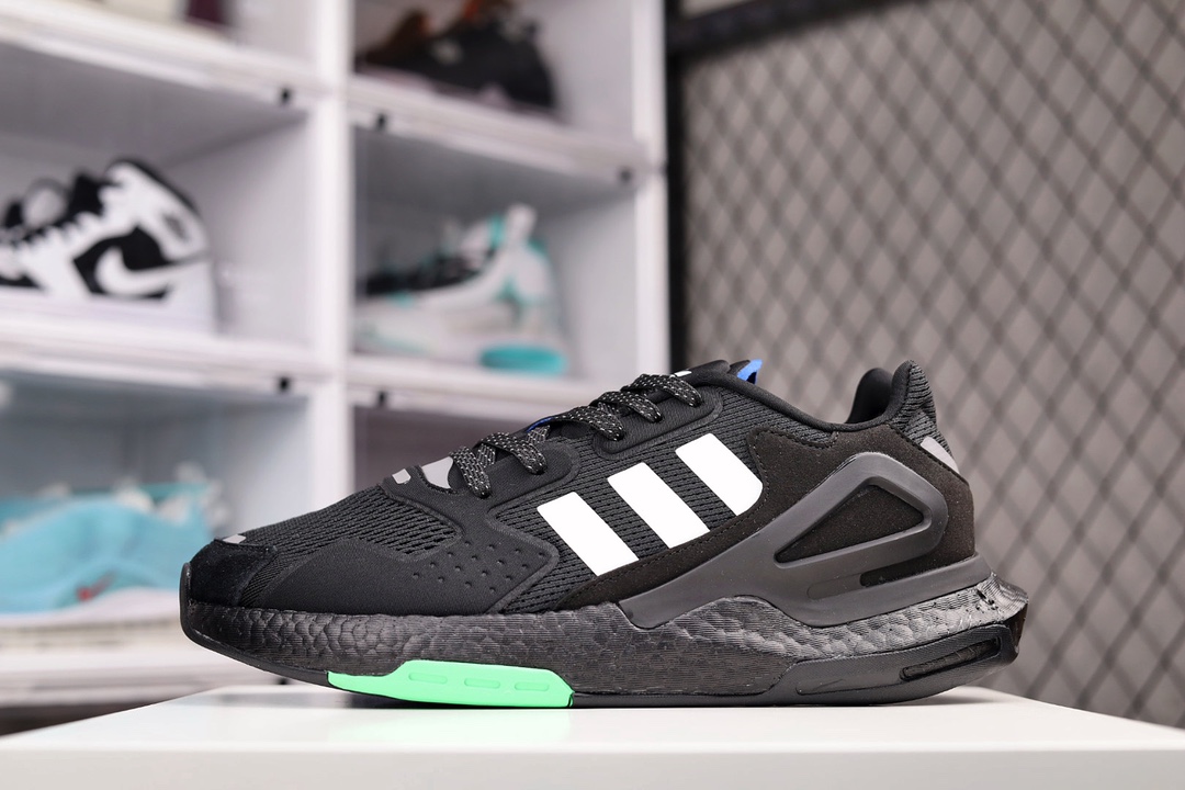 H0 AD Originals 2020 Day Jogger Boost 夜行者二代 慢跑者系列高弹复古休闲运动跑鞋 FW4043这是一双造型醒目的鞋，因为反光设计，也因为穿者自信的步伐。这款adidas经典鞋，以Day Jogger的名义，力求为现代街头再现经典。保留当年的经典细节，造型醒目，也助你脱颖而出，简直心头爱。款鞋同时采用热塑性聚氨酯弹性体鞋跟夹稳固鞋跟，让你舒适运动，加强了对脚的保护×577XQ