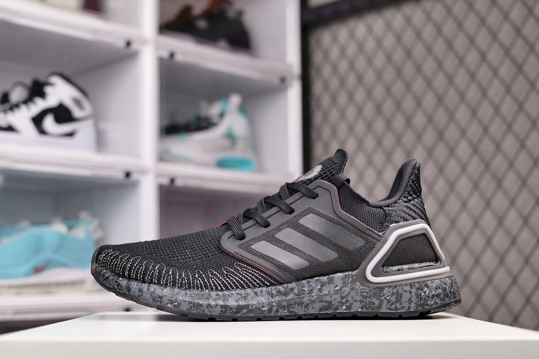 H0 Adidas UltraBoost 202022官方同步主推新款 以编织纱网代替 TPU 材质，更加轻薄柔软，令脚感更为舒适。同时搭配黑色线条与后跟镂空TPU支架灰白调相呼应，令造型更加科幻前卫。搭配Primeknit J5 科技，从脚背到脚底像袜子一样一体织成，带来全方位贴合×699XQ