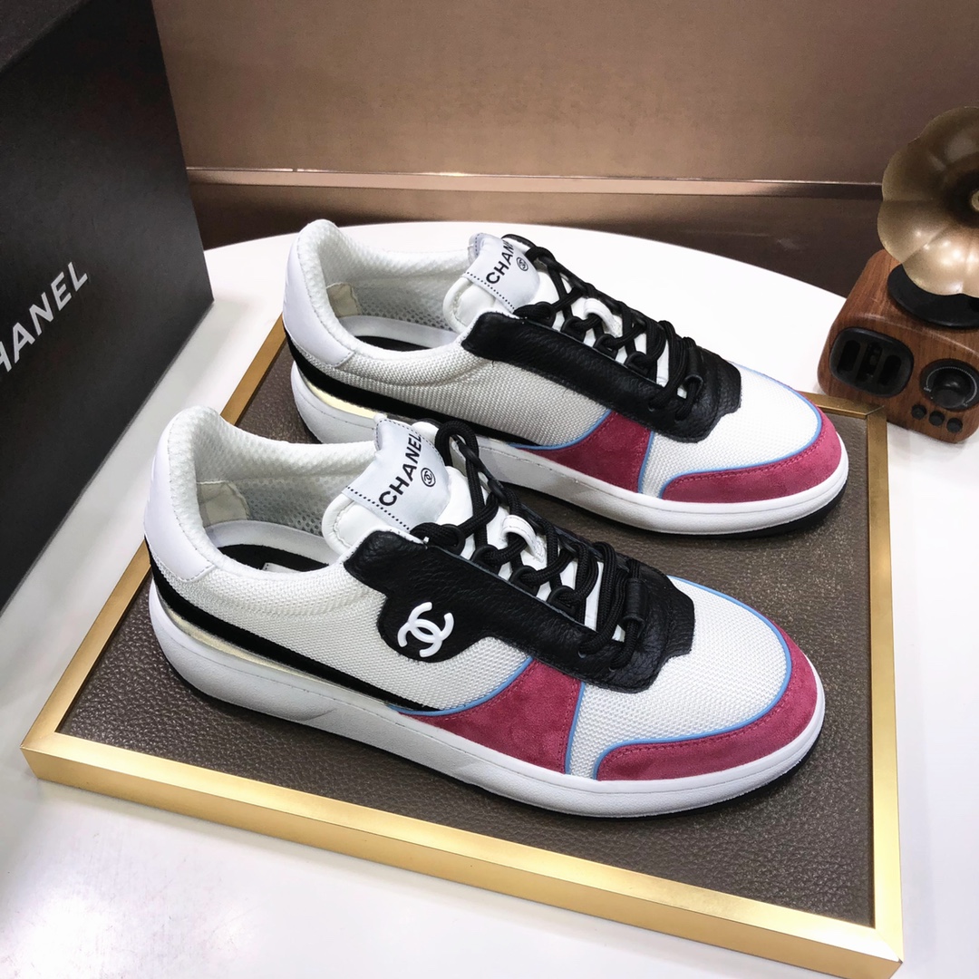 K0  Chanel 香奈儿情侣款 最四季鞋🔥🔥终极衍生款 穿上脚不仅更时髦 而且穿平底鞋也可以拉长整体身型～『特色之处』简约的鞋面搭配显眼的小香布条，即时尚又高端大气 💕💕鞋面精选香奈儿布料 内里舒适柔软布5色可选 🐎