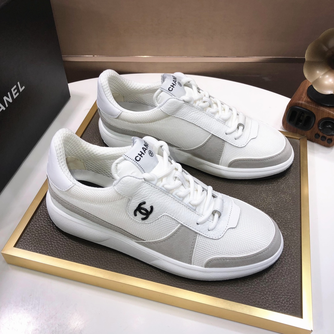 K0  Chanel 香奈儿情侣款 最四季鞋🔥🔥终极衍生款 穿上脚不仅更时髦 而且穿平底鞋也可以拉长整体身型～『特色之处』简约的鞋面搭配显眼的小香布条，即时尚又高端大气 💕💕鞋面精选香奈儿布料 内里舒适柔软布5色可选 🐎