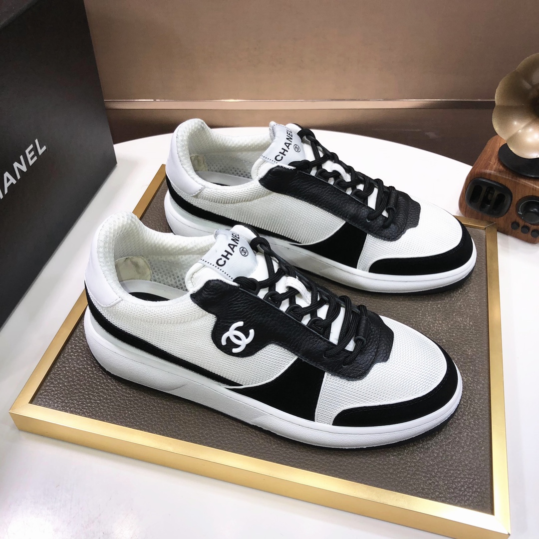 K0  Chanel 香奈儿情侣款 最四季鞋🔥🔥终极衍生款 穿上脚不仅更时髦 而且穿平底鞋也可以拉长整体身型～『特色之处』简约的鞋面搭配显眼的小香布条，即时尚又高端大气 💕💕鞋面精选香奈儿布料 内里舒适柔软布5色可选 🐎