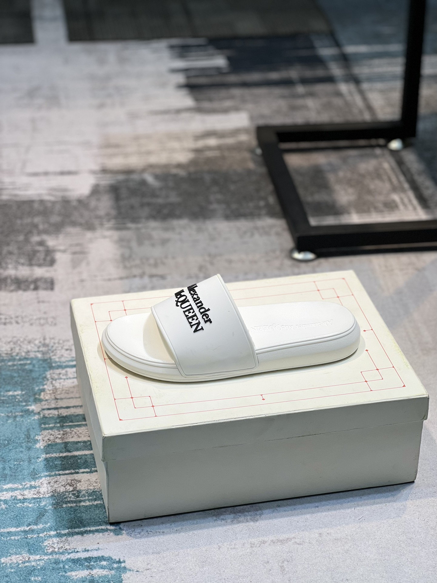 H0   麦昆 Alexander McQueen ~ 情侣款👫 最火爆的品牌logo，标准性凉鞋拖鞋，众多网红同款，软踏踏的原版鞋底，鞋面为PVC品牌标志性logo，非常时尚沙滩拖鞋，这个夏天不能错过时尚单品。