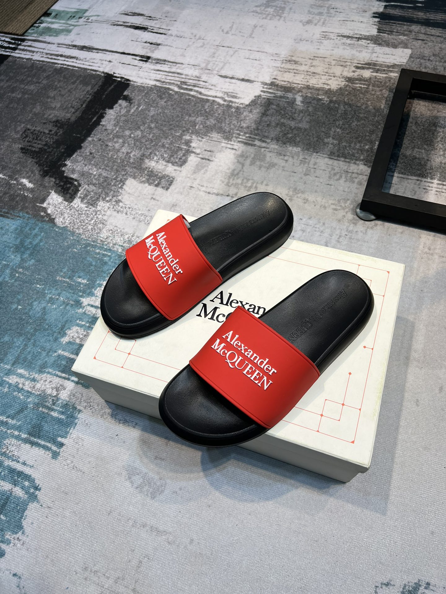 H0   麦昆 Alexander McQueen ~ 情侣款👫 最火爆的品牌logo，标准性凉鞋拖鞋，众多网红同款，软踏踏的原版鞋底，鞋面为PVC品牌标志性logo，非常时尚沙滩拖鞋，这个夏天不能错过时尚单品。