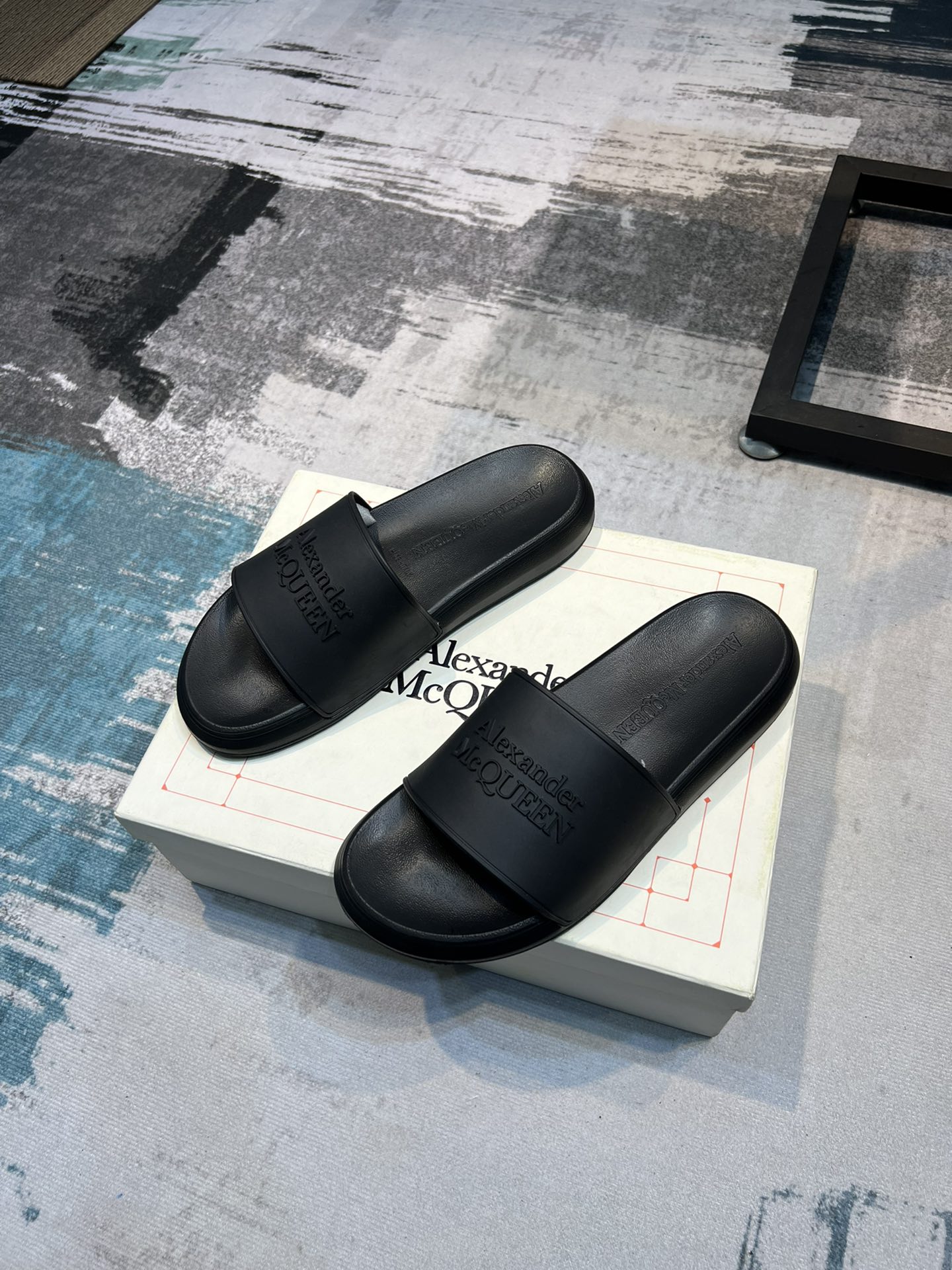 H0   麦昆 Alexander McQueen ~ 情侣款👫 最火爆的品牌logo，标准性凉鞋拖鞋，众多网红同款，软踏踏的原版鞋底，鞋面为PVC品牌标志性logo，非常时尚沙滩拖鞋，这个夏天不能错过时尚单品。