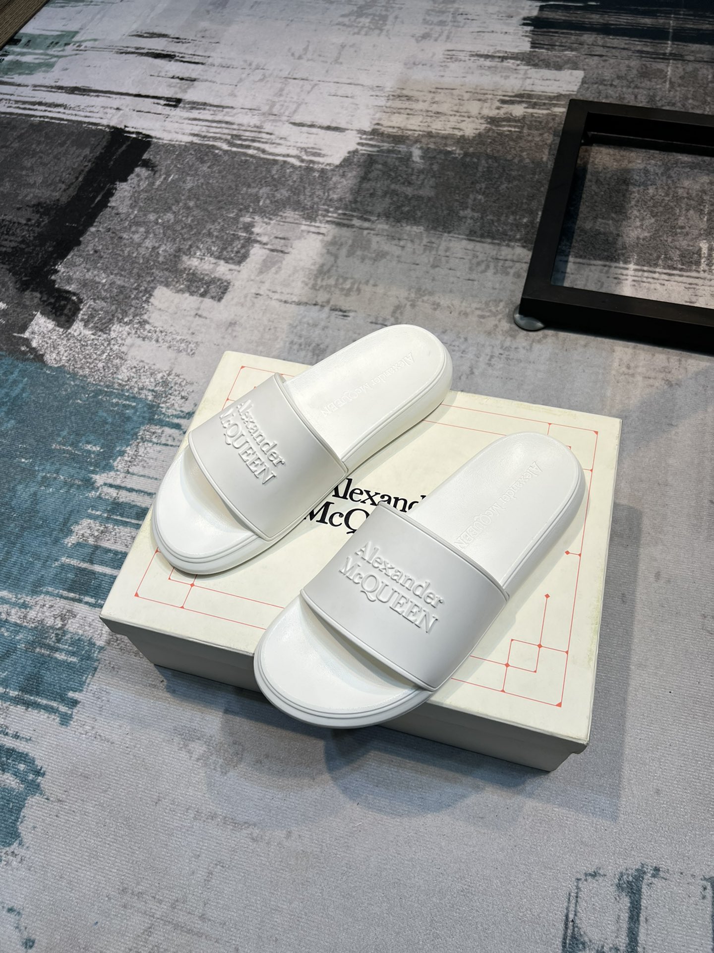 H0   麦昆 Alexander McQueen ~ 情侣款👫 最火爆的品牌logo，标准性凉鞋拖鞋，众多网红同款，软踏踏的原版鞋底，鞋面为PVC品牌标志性logo，非常时尚沙滩拖鞋，这个夏天不能错过时尚单品。