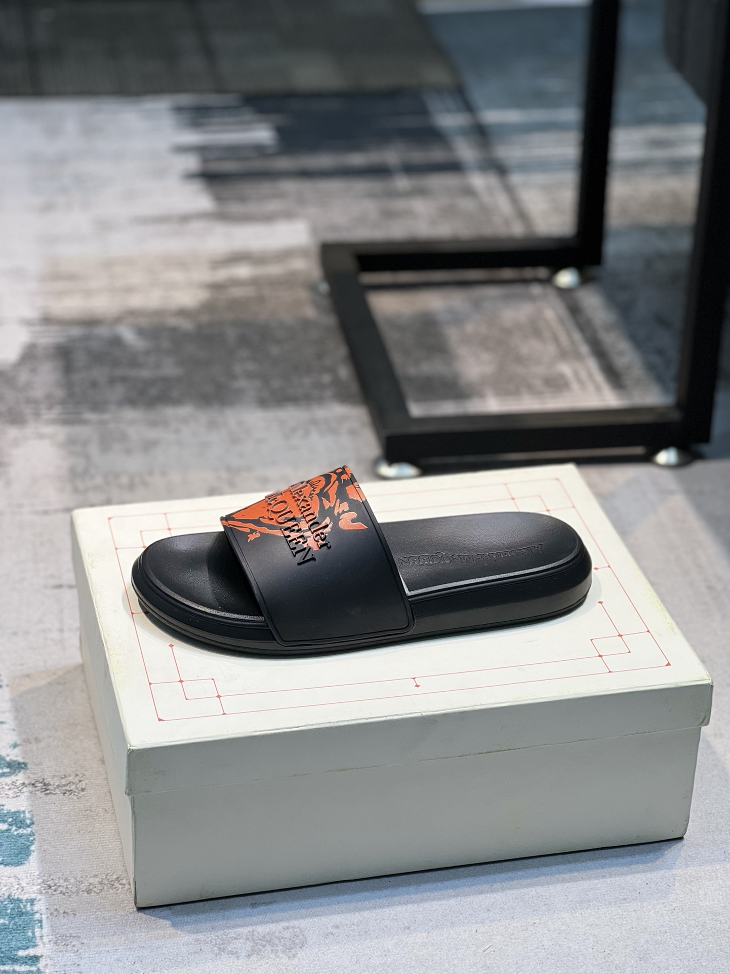 H0   麦昆 Alexander McQueen ~ 情侣款👫 最火爆的品牌logo，标准性凉鞋拖鞋，众多网红同款，软踏踏的原版鞋底，鞋面为PVC品牌标志性logo，非常时尚沙滩拖鞋，这个夏天不能错过时尚单品。