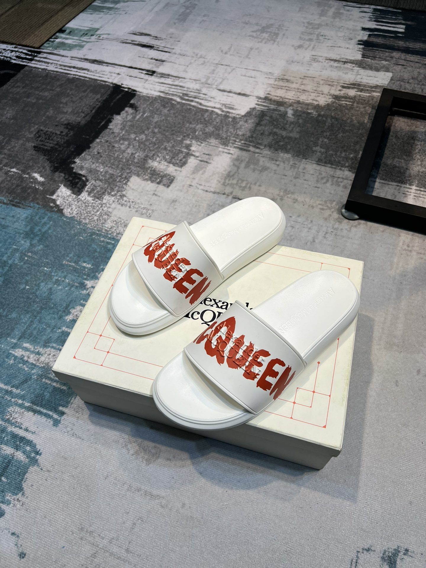 H0   麦昆 Alexander McQueen ~ 情侣款👫 最火爆的品牌logo，标准性凉鞋拖鞋，众多网红同款，软踏踏的原版鞋底，鞋面为PVC品牌标志性logo，非常时尚沙滩拖鞋，这个夏天不能错过时尚单品。