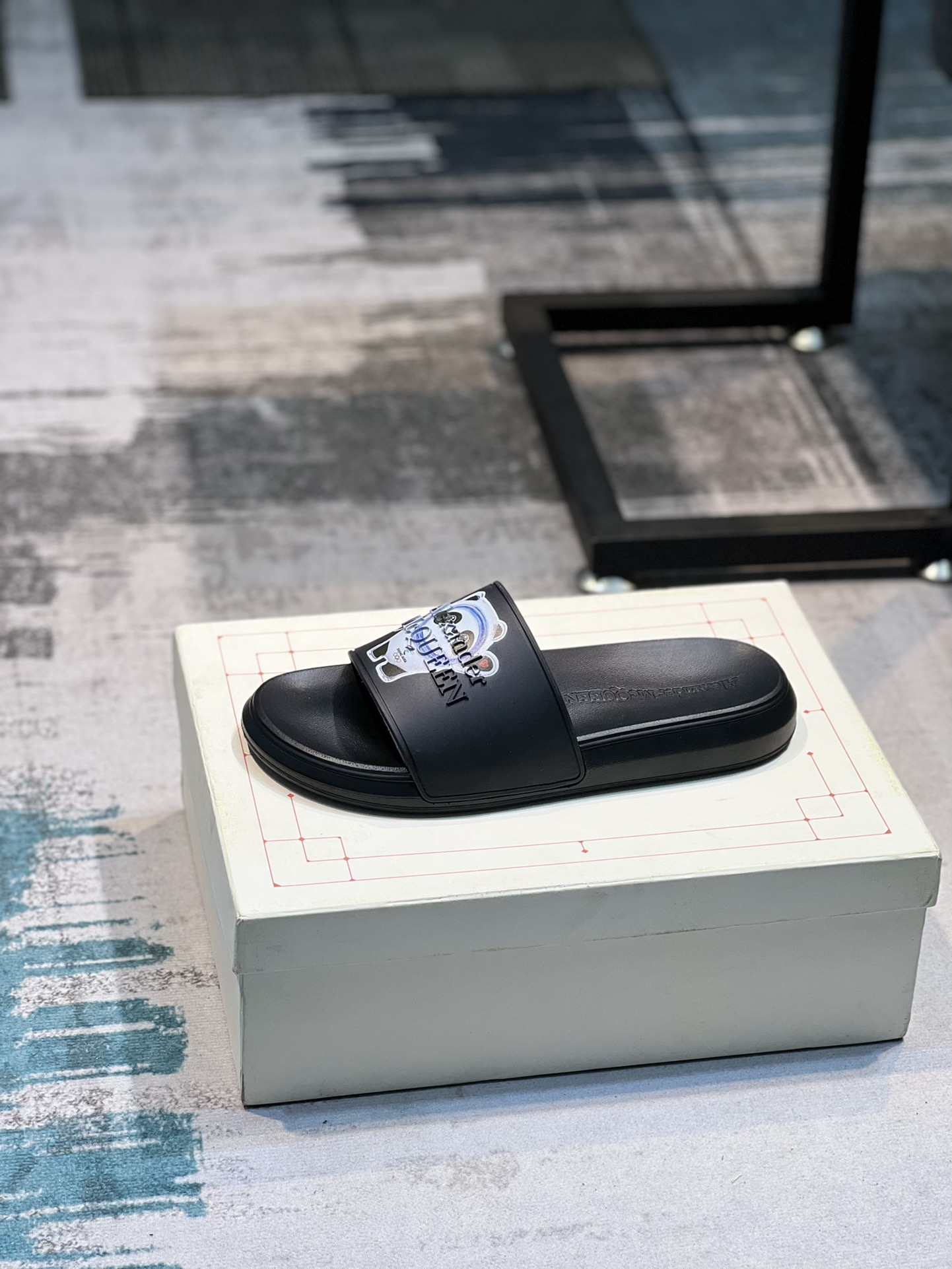 H0   麦昆 Alexander McQueen ~ 情侣款👫 最火爆的品牌logo，标准性凉鞋拖鞋，众多网红同款，软踏踏的原版鞋底，鞋面为PVC品牌标志性logo，非常时尚沙滩拖鞋，这个夏天不能错过时尚单品。