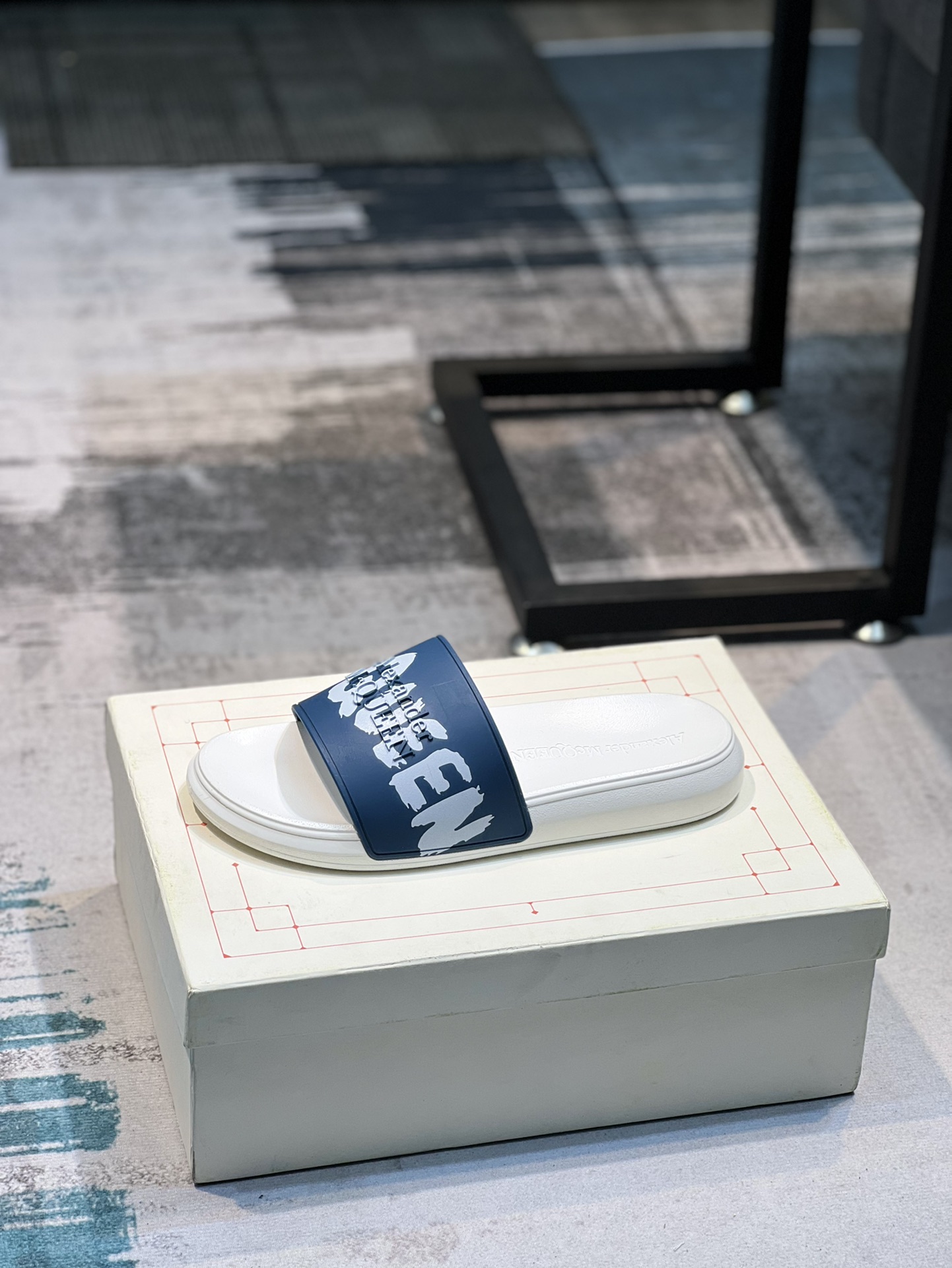 H0   麦昆 Alexander McQueen ~ 情侣款👫 最火爆的品牌logo，标准性凉鞋拖鞋，众多网红同款，软踏踏的原版鞋底，鞋面为PVC品牌标志性logo，非常时尚沙滩拖鞋，这个夏天不能错过时尚单品。